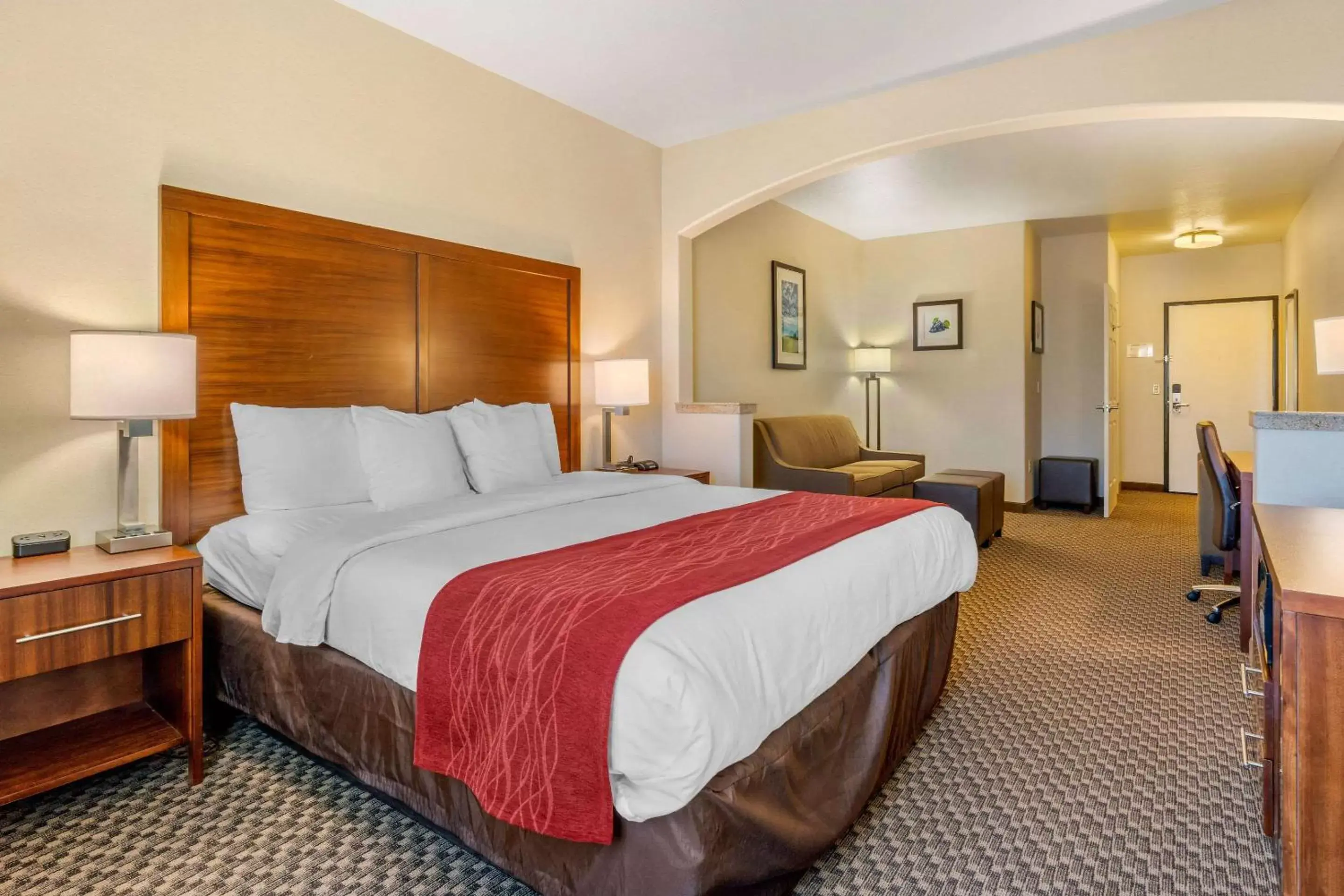 Photo of the whole room, Bed in Comfort Inn & Suites Galt – Lodi North