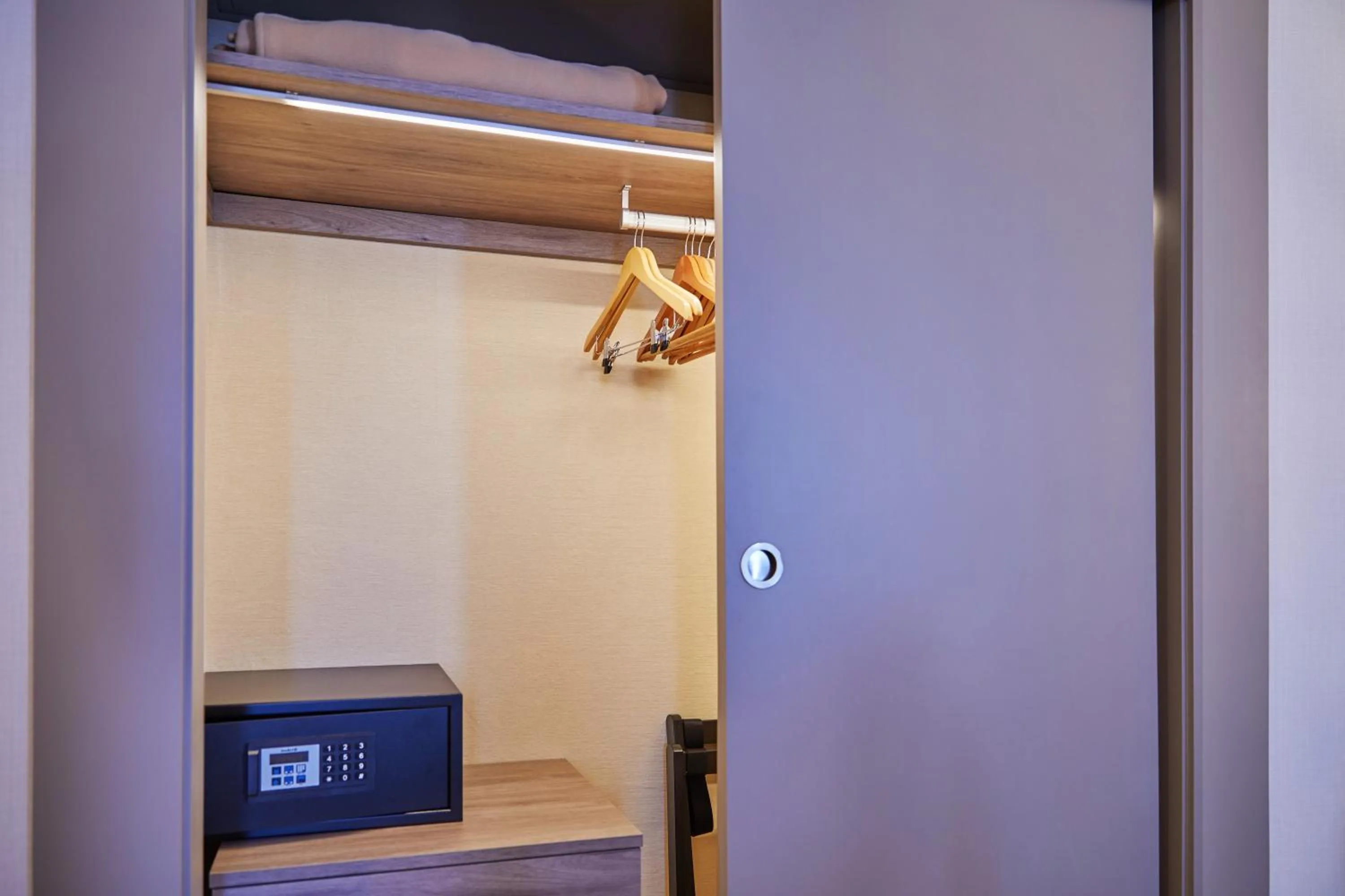 wardrobe in Hesperia Sevilla