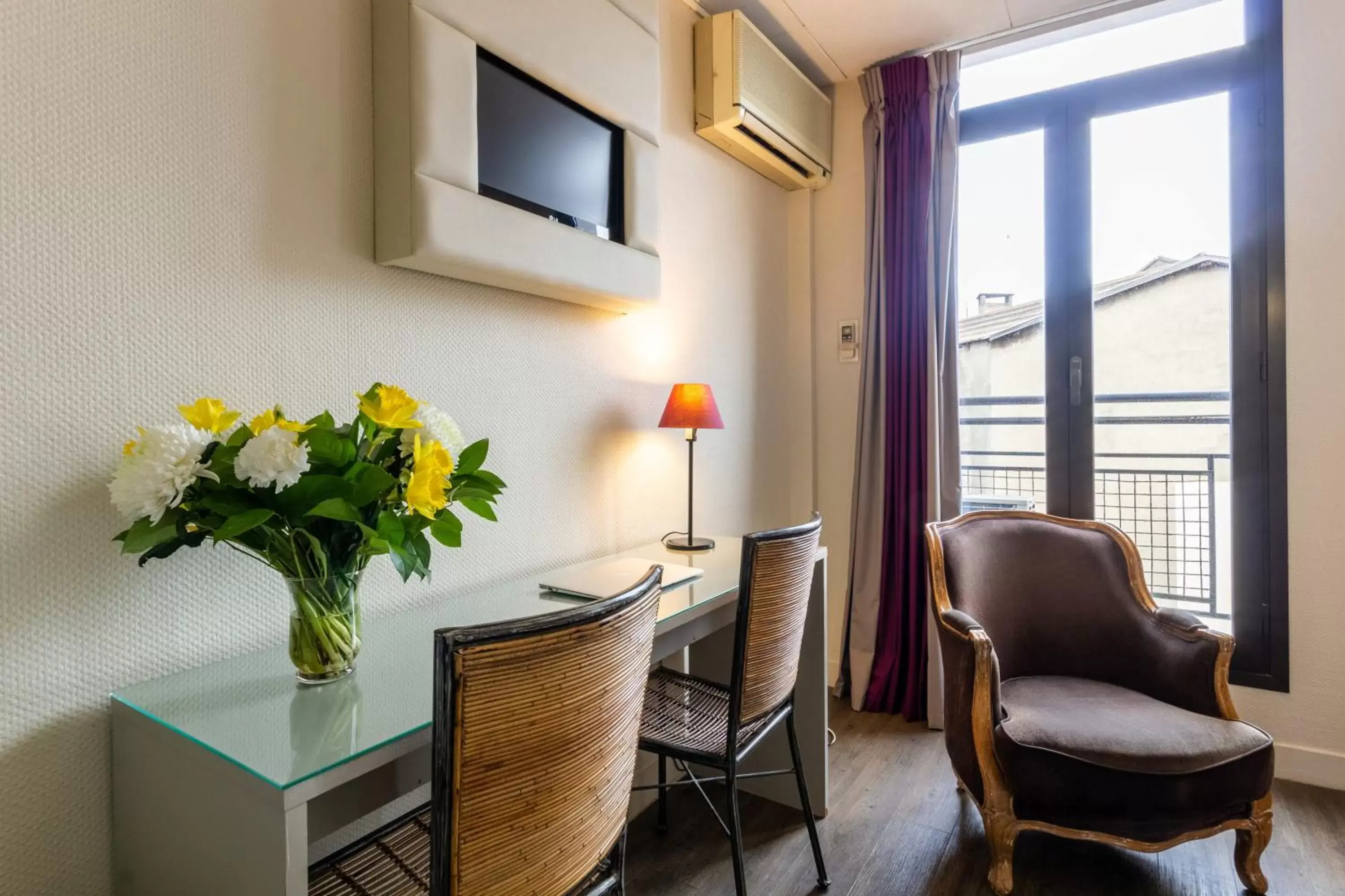 TV and multimedia, Seating Area in Hôtel de France