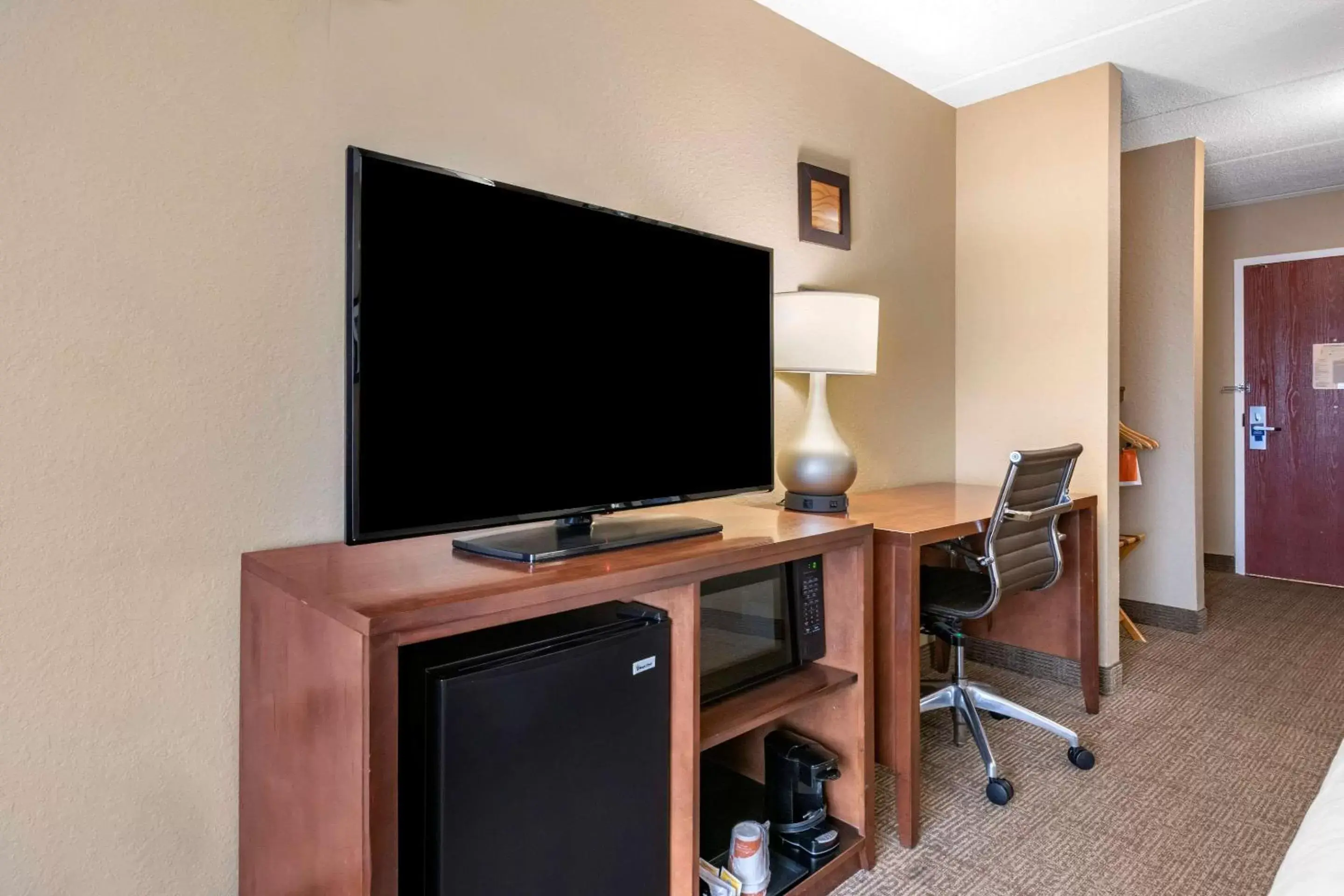 Bedroom, TV/Entertainment Center in Comfort Inn & Suites Orlando North