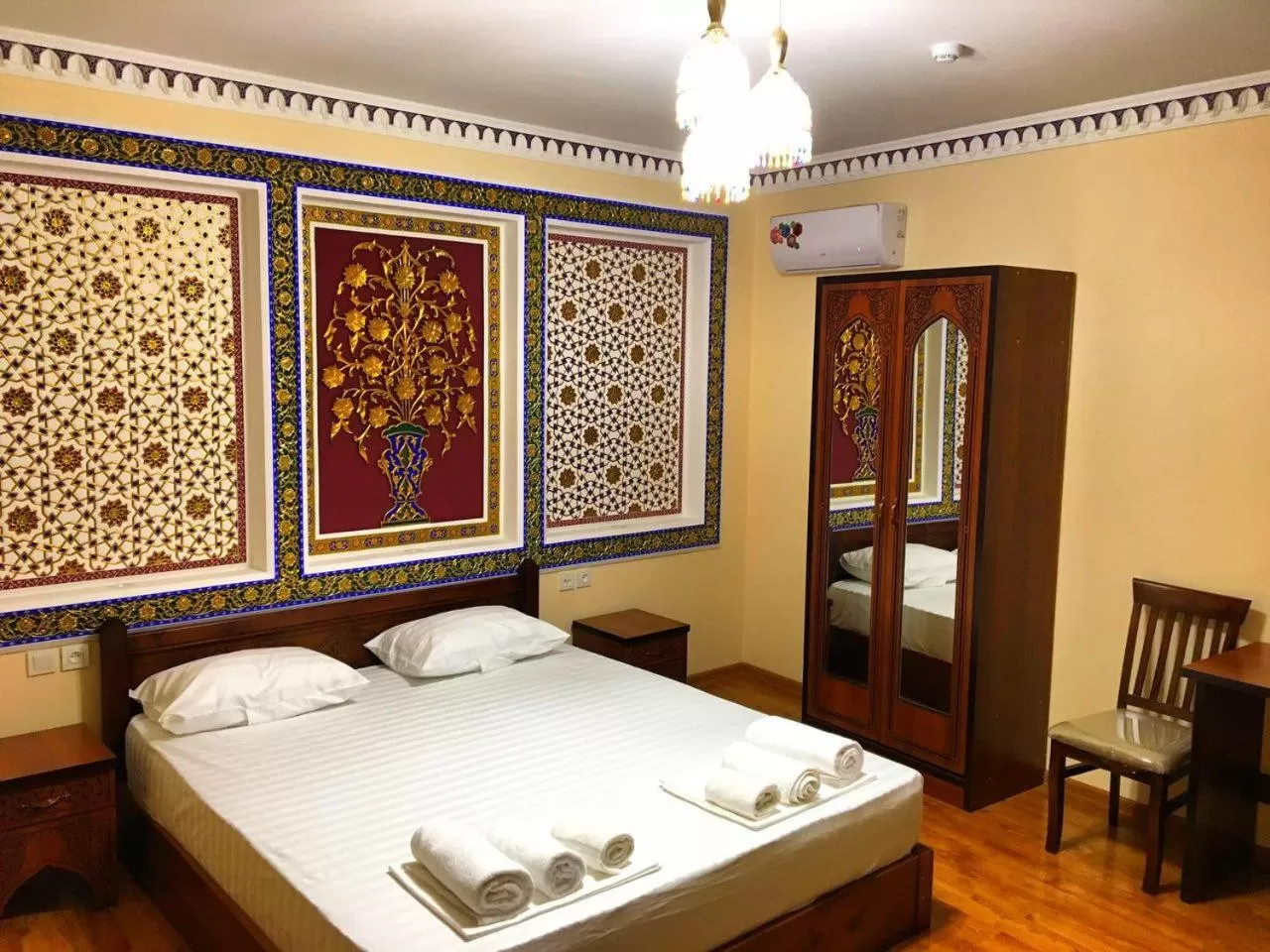 Property logo or sign in Old House Hotel