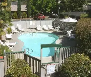 Swimming pool, Pool View in Cedarwood Inn