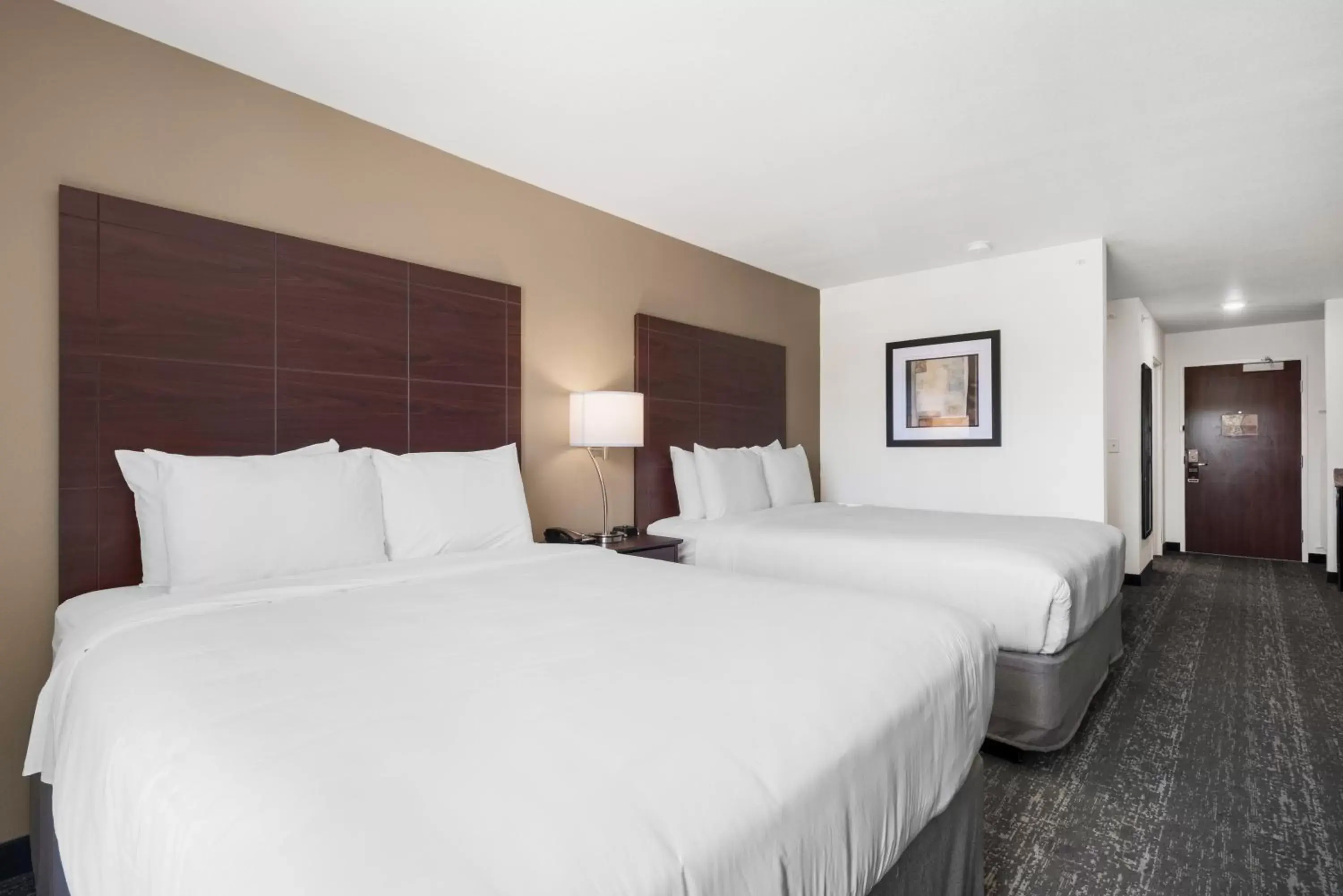 Bed in Cobblestone Hotel & Suites - Urbana