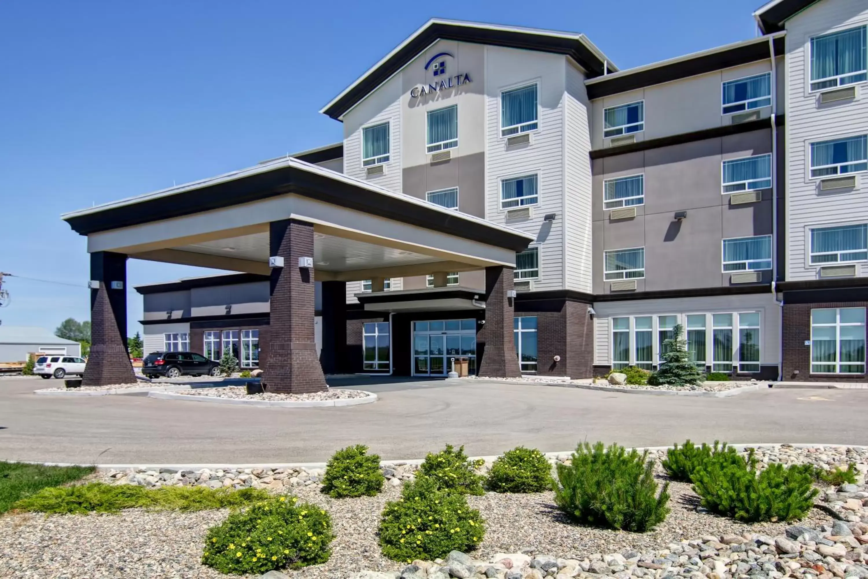 Facade/entrance, Property Building in Canalta Selkirk