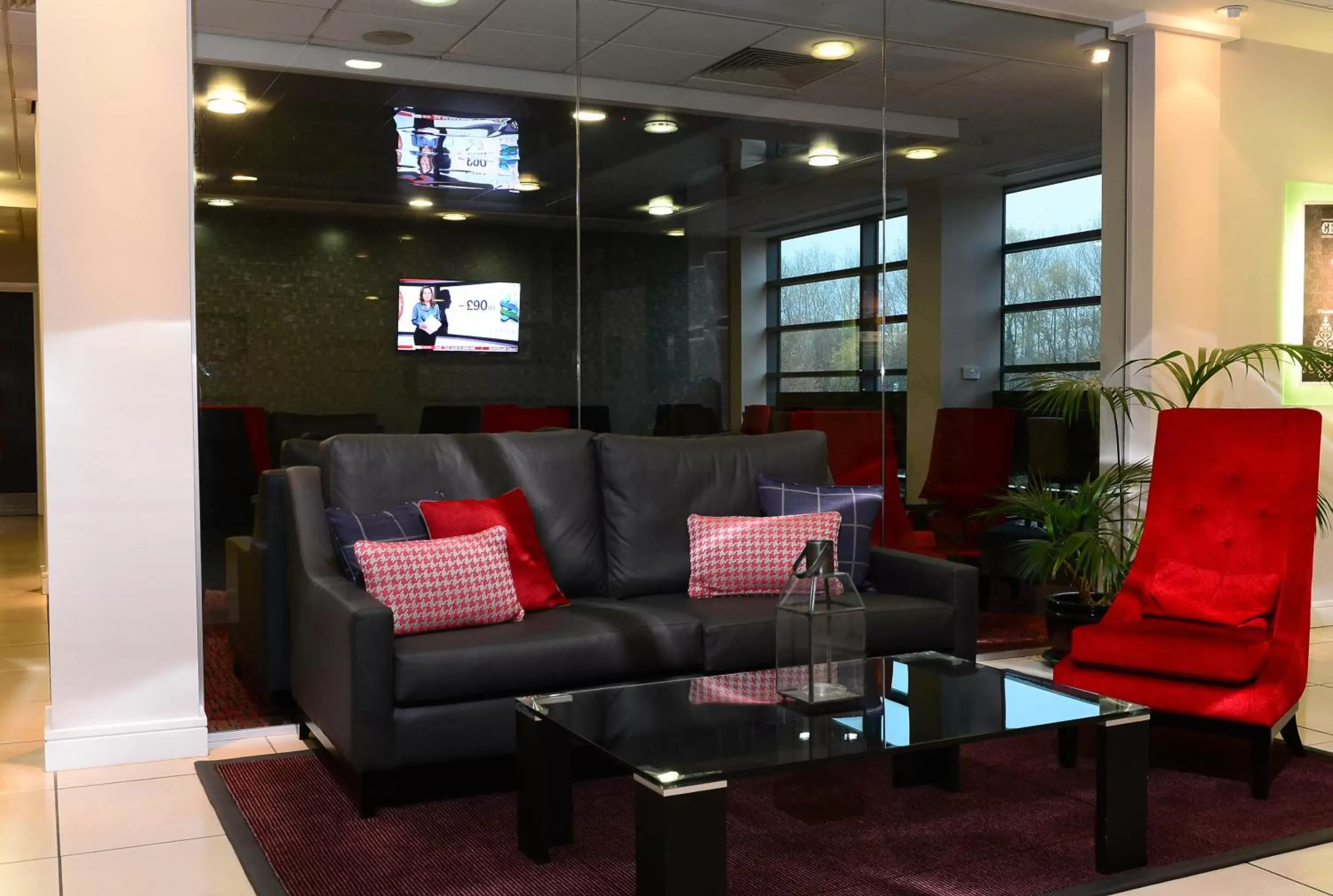 Lobby or reception, Lounge/Bar in International Hotel Telford