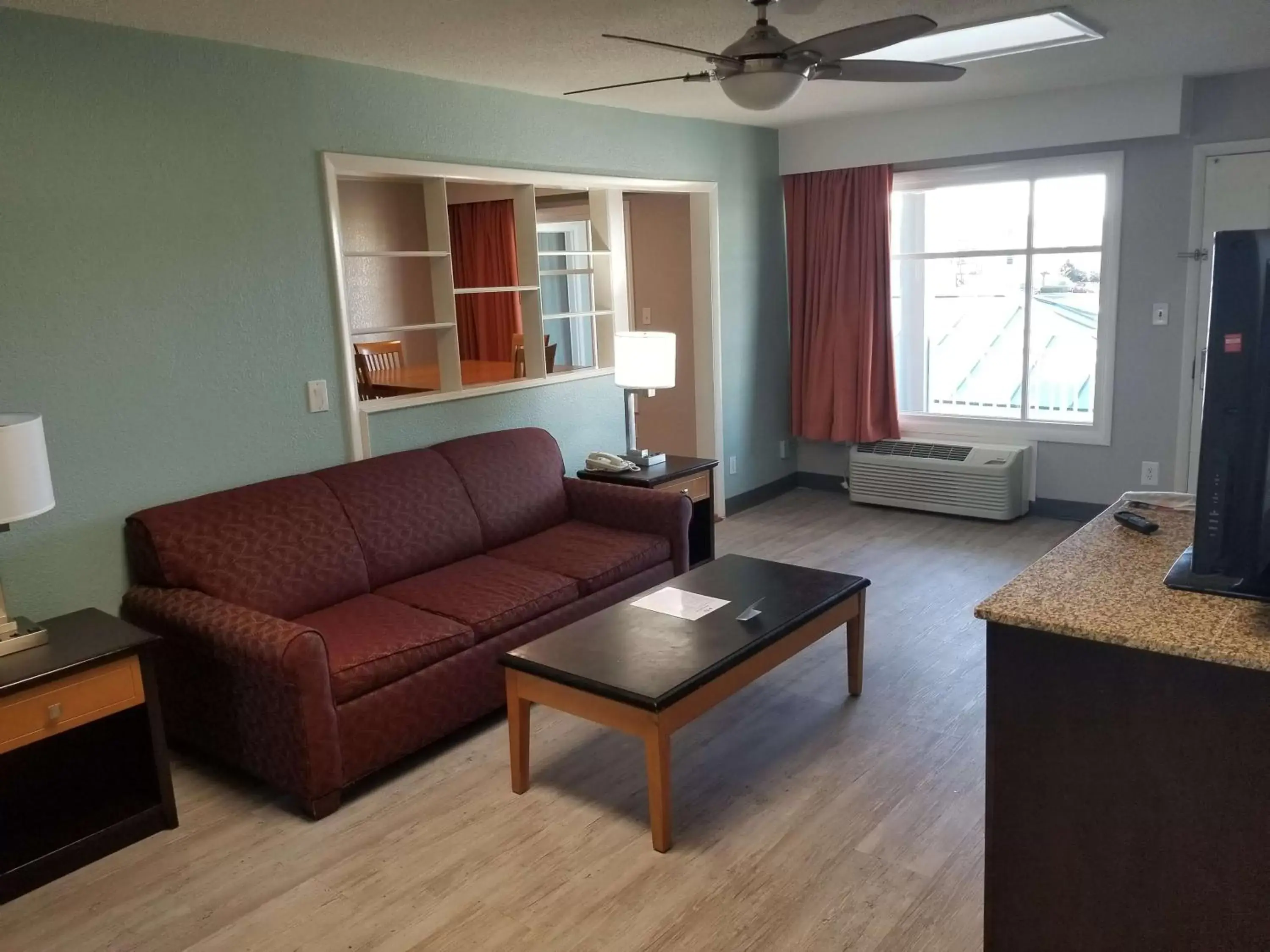 Photo of the whole room, Seating Area in Best Western Plus Holiday Sands Inn & Suites