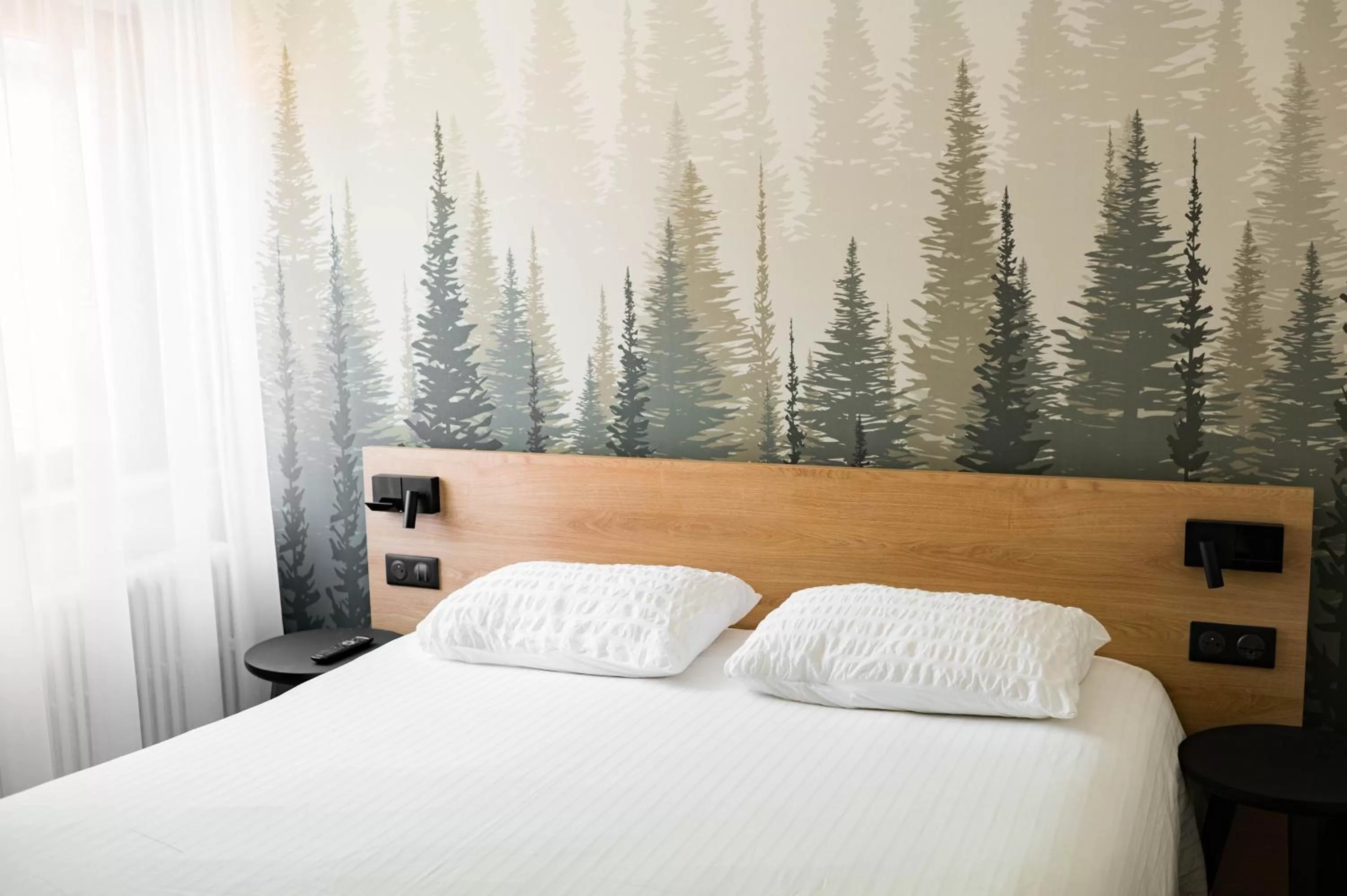 Photo of the whole room, Bed in L'AO Hôtel & Restaurant L'Aigle d'Or