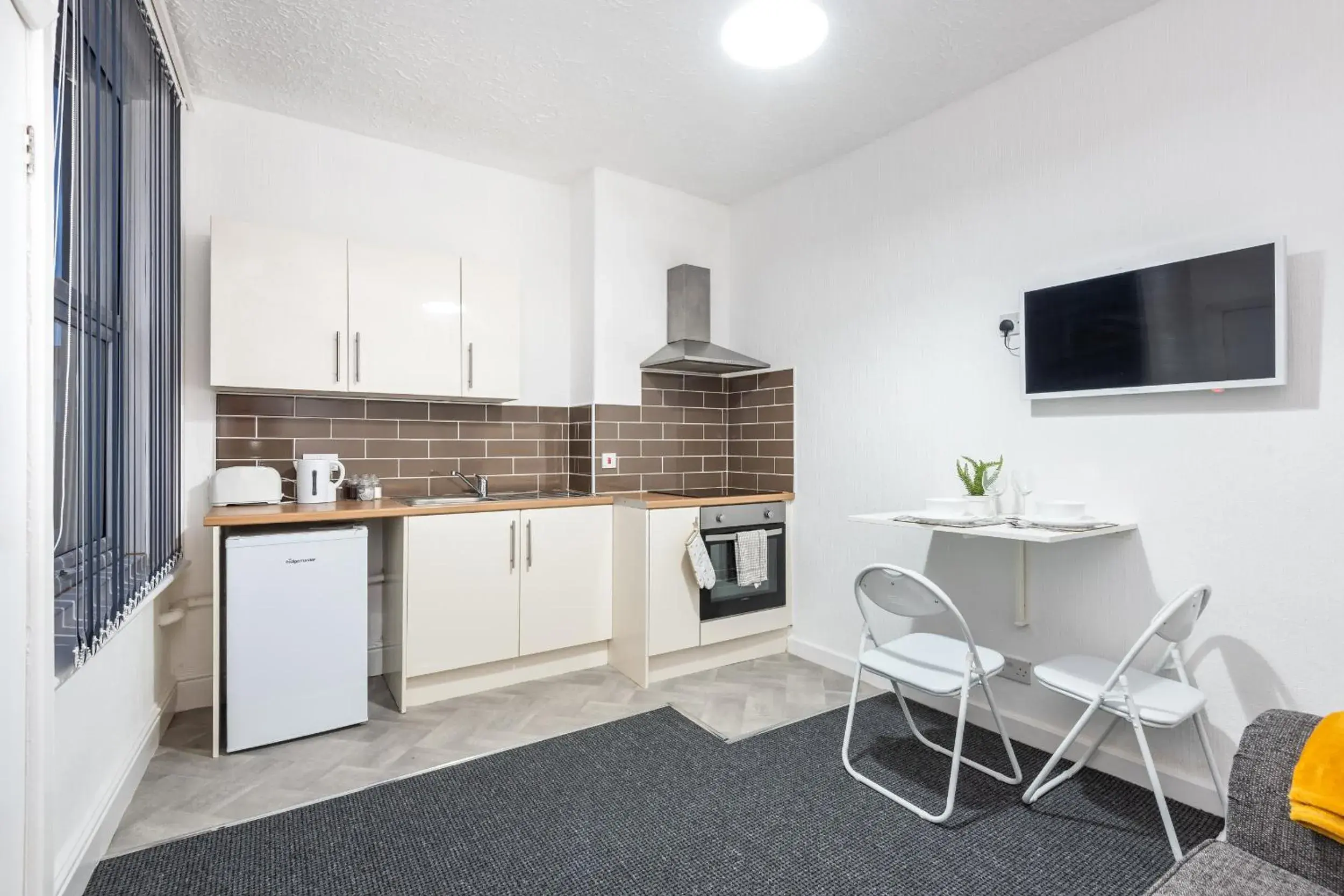 Kitchen or kitchenette, Kitchen/Kitchenette in Velvet Coaster Apartments