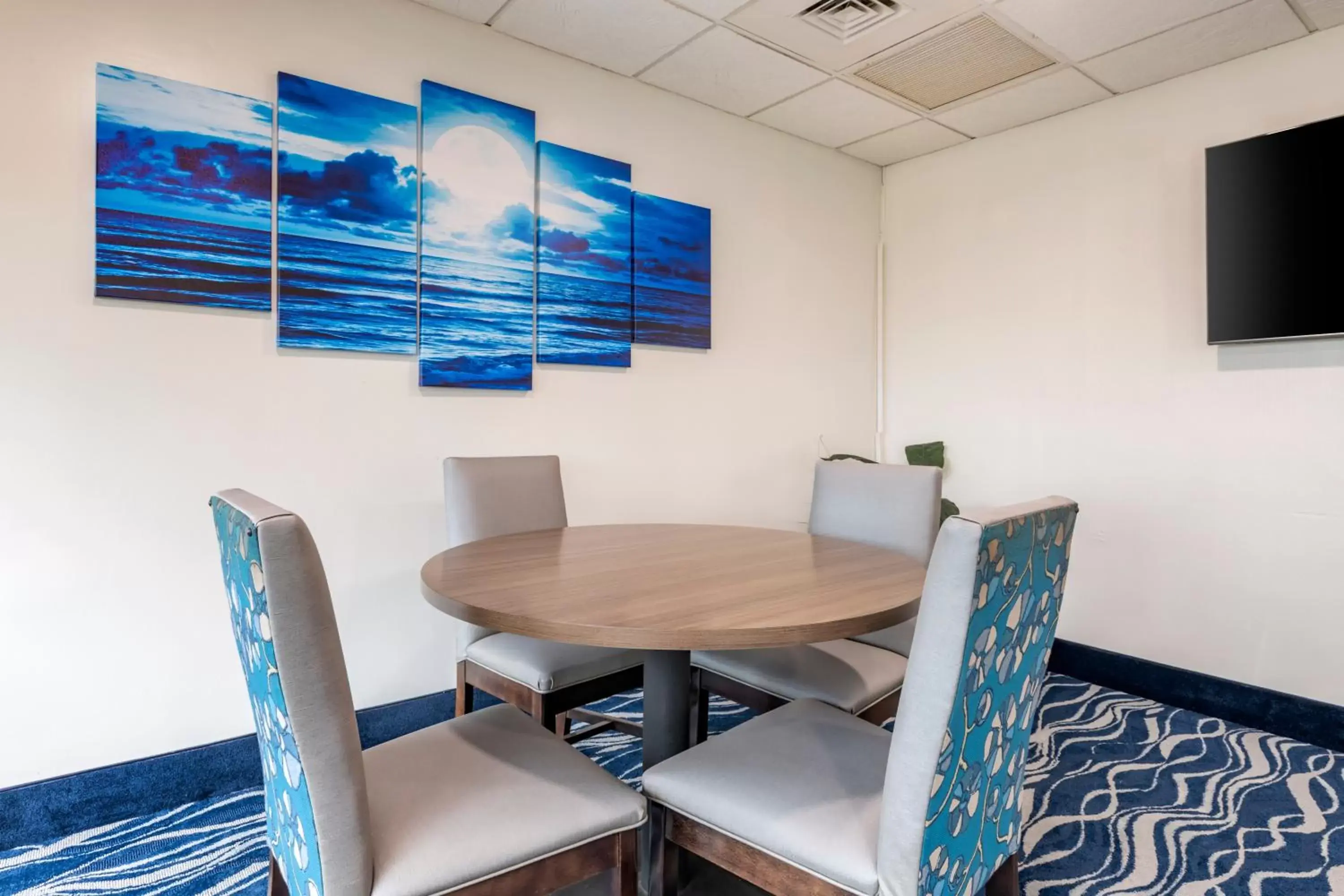 Dining Area in Tropical Winds Resort Hotel