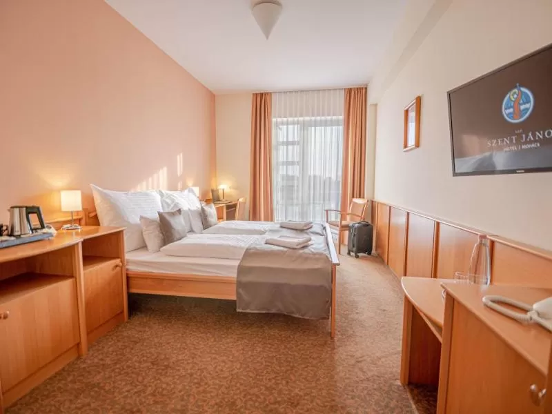 Photo of the whole room, Bed in Szent János Hotel