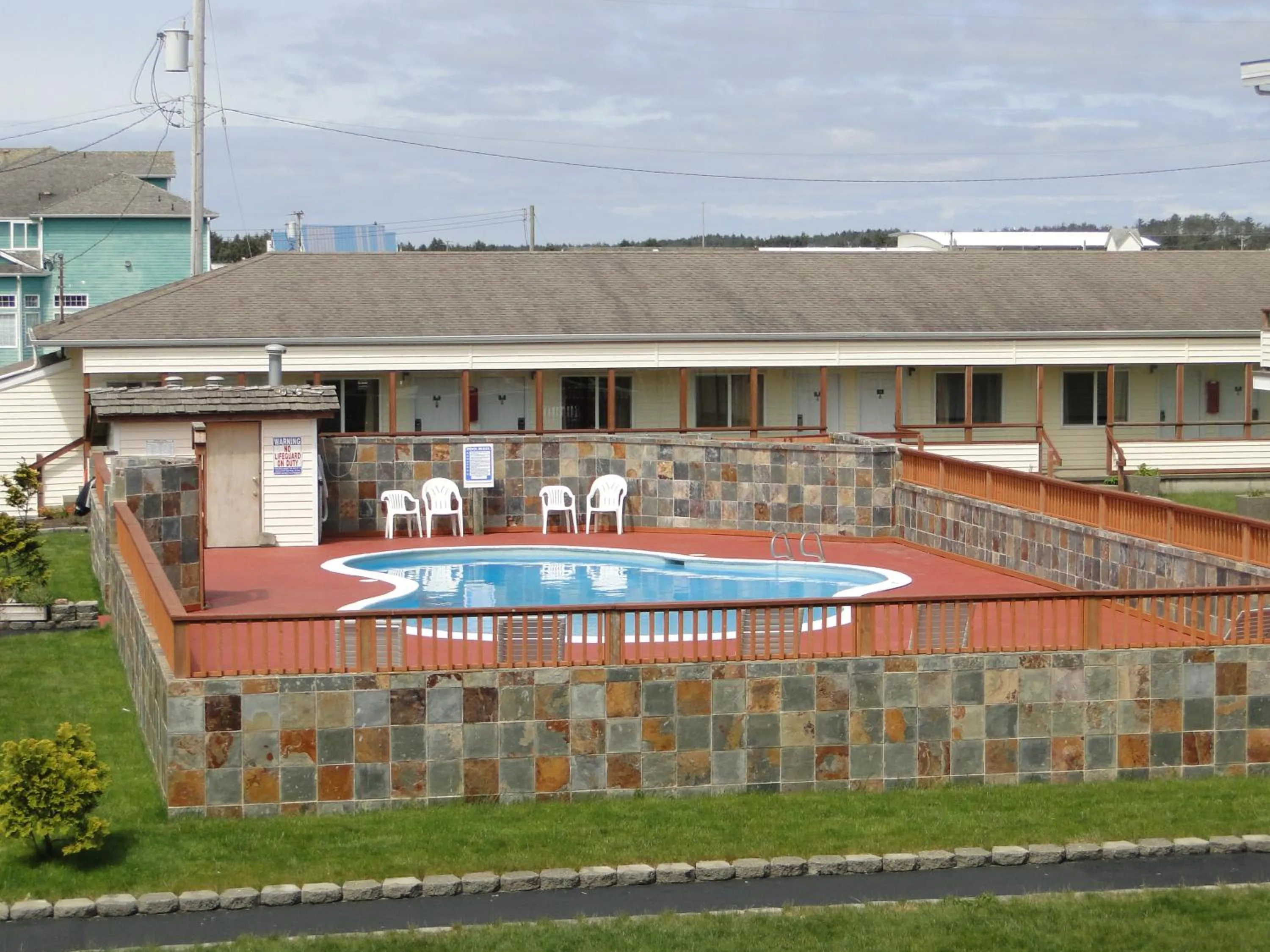 Swimming pool in Ocean Shores Inn & Suites