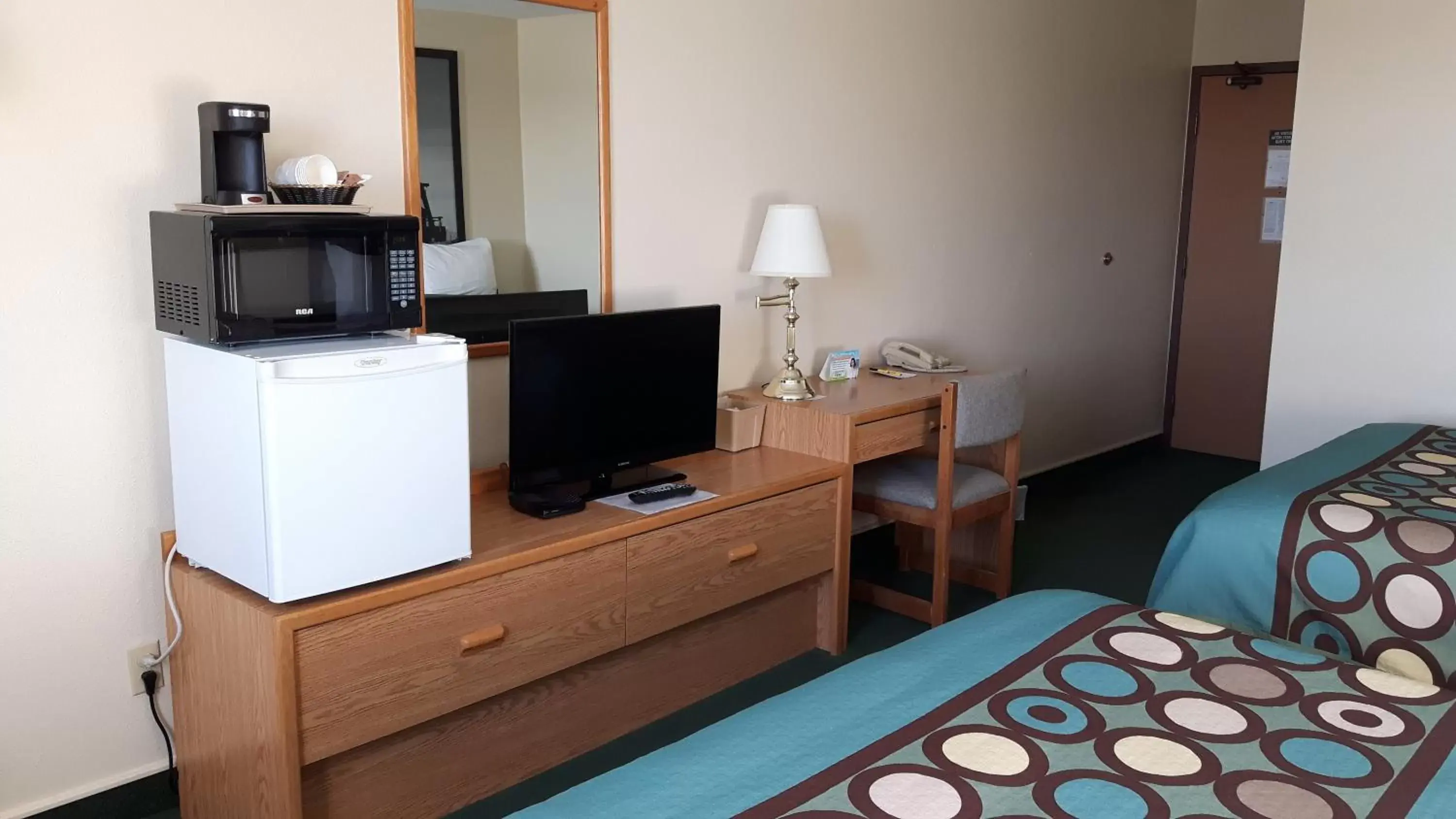 Bed, TV/Entertainment Center in Super 8 by Wyndham Moose Jaw SK