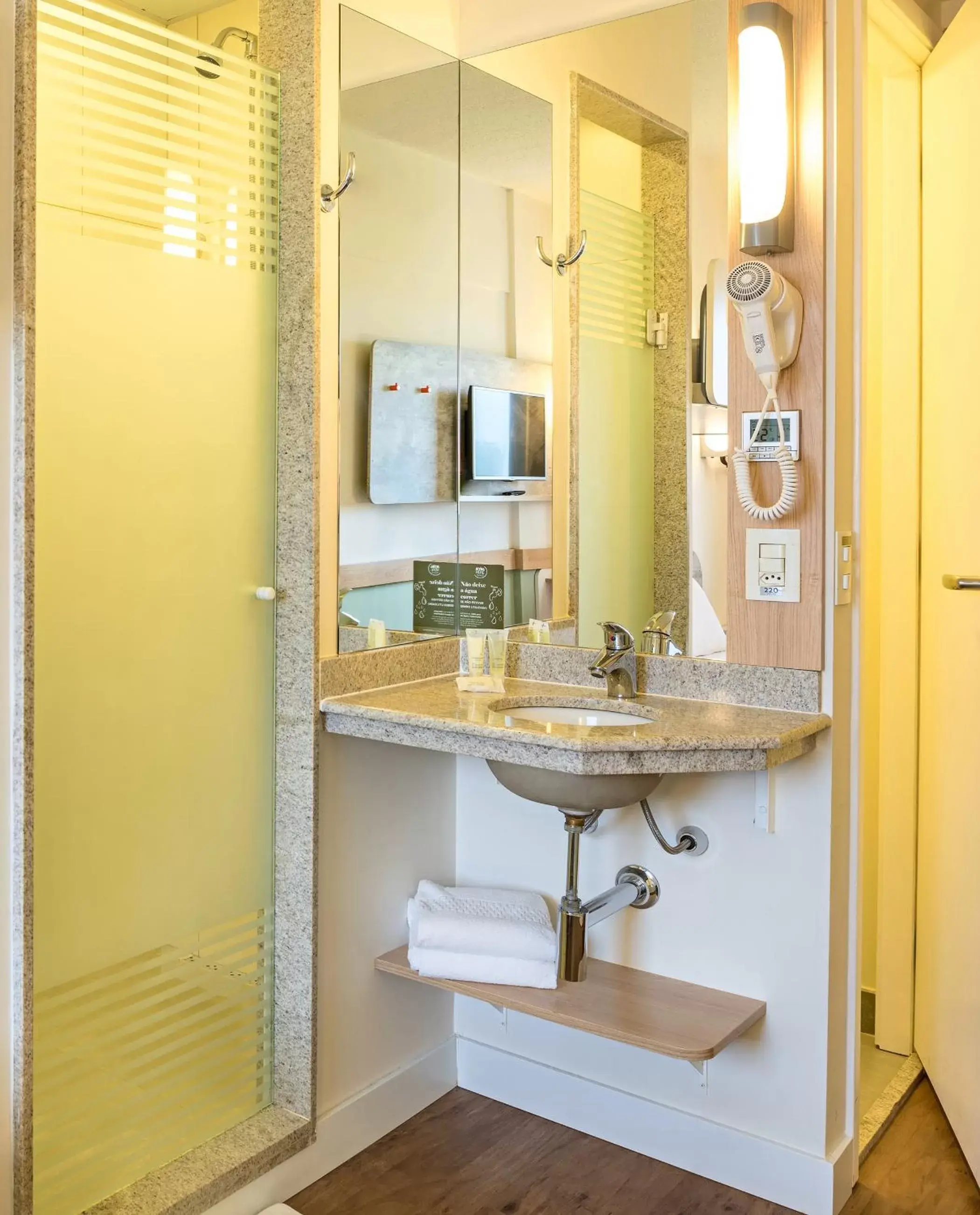 Bathroom in ibis budget Sorocaba