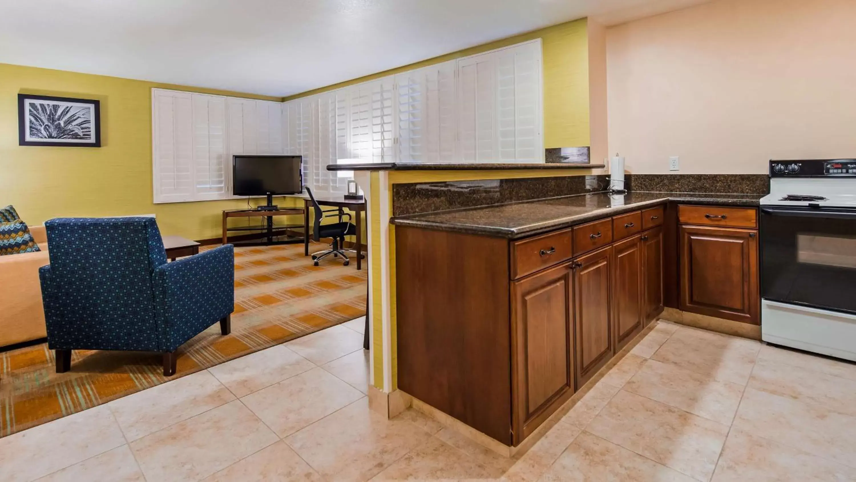 Photo of the whole room, Kitchen/Kitchenette in Best Western Date Tree Hotel