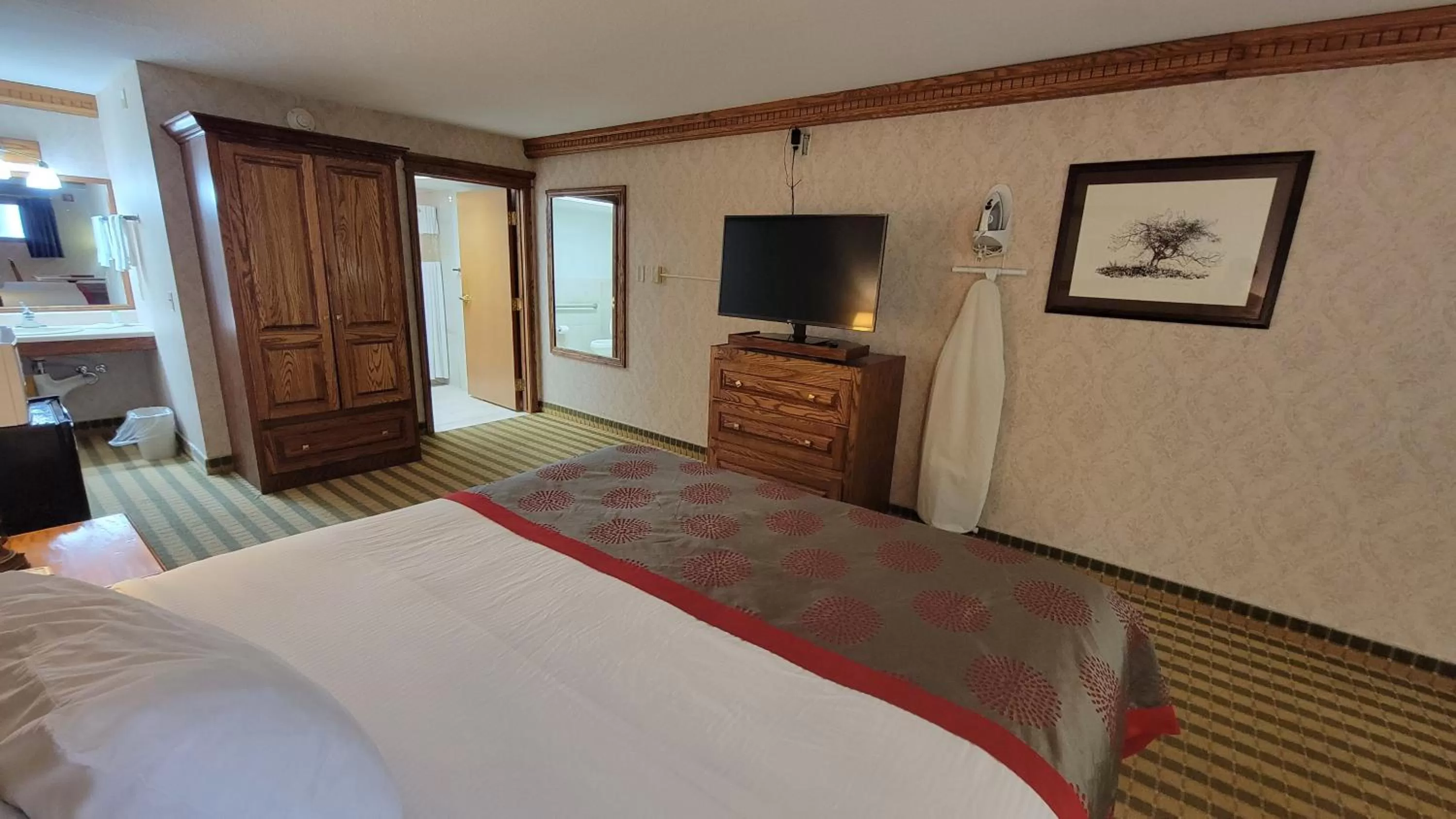 Photo of the whole room, Bed in Ramada by Wyndham Saginaw Hotel & Suites