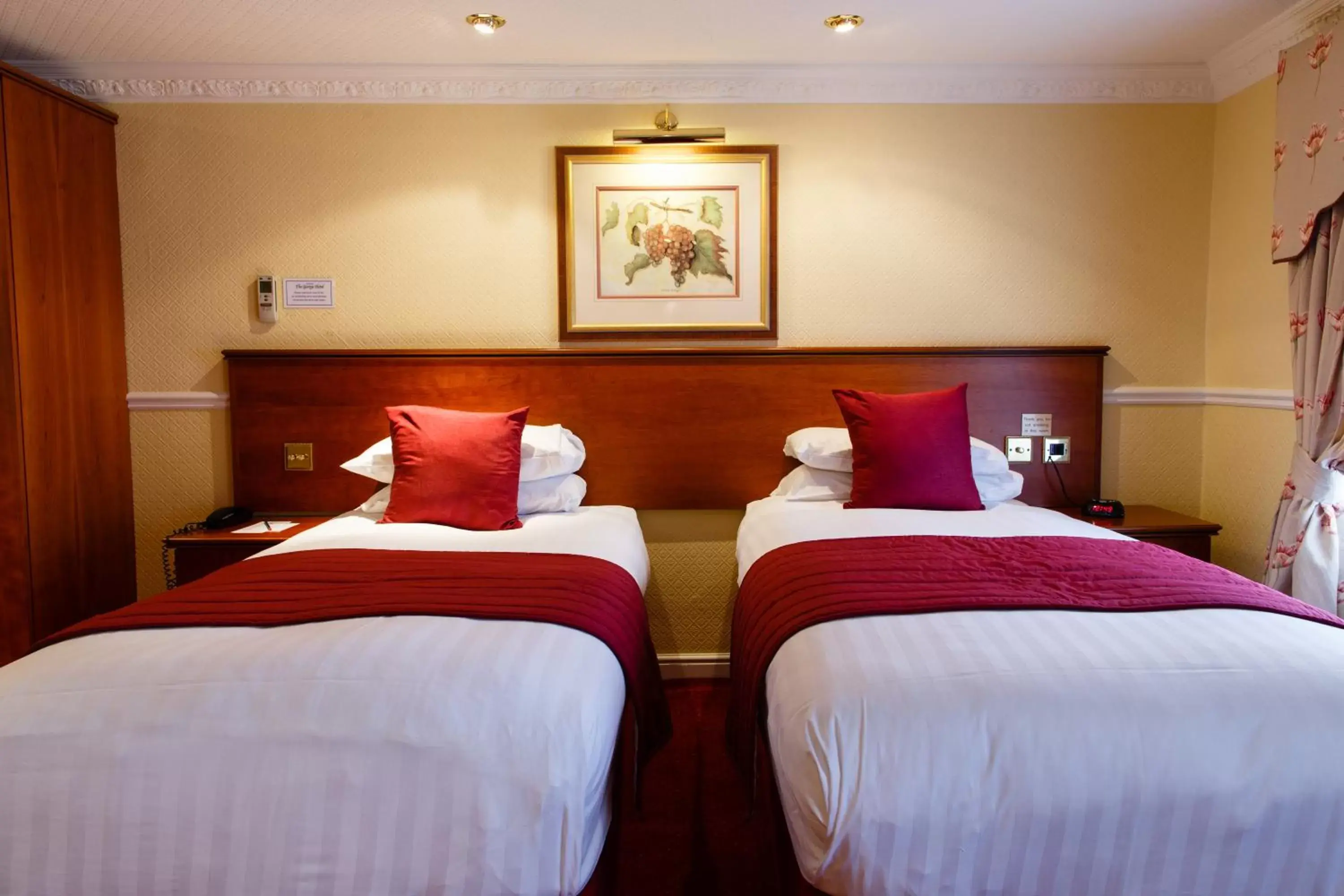 Bed in Best Western Lichfield City Centre The George Hotel