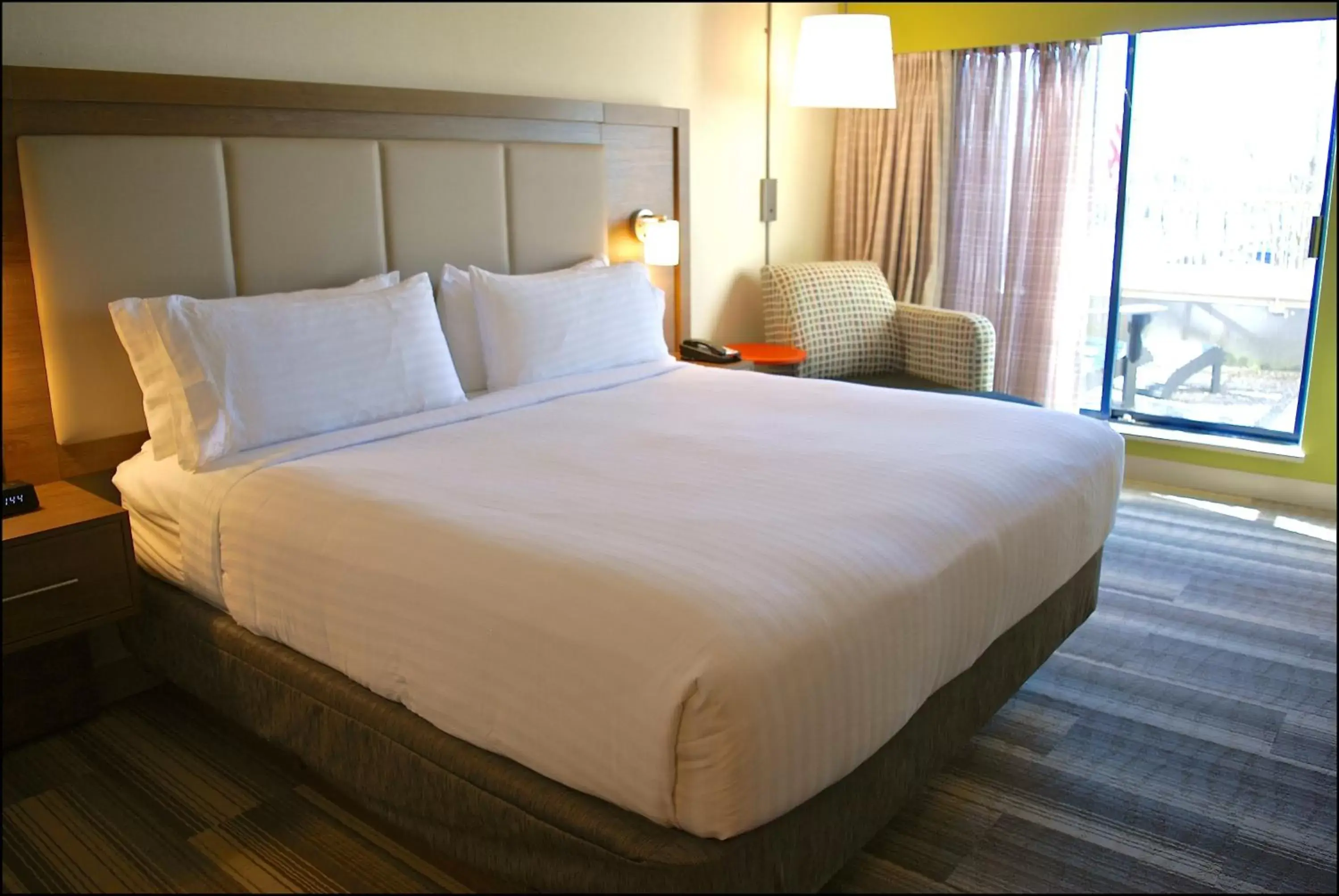 Photo of the whole room, Bed in Holiday Inn Express Vancouver Airport-Richmond, an IHG Hotel