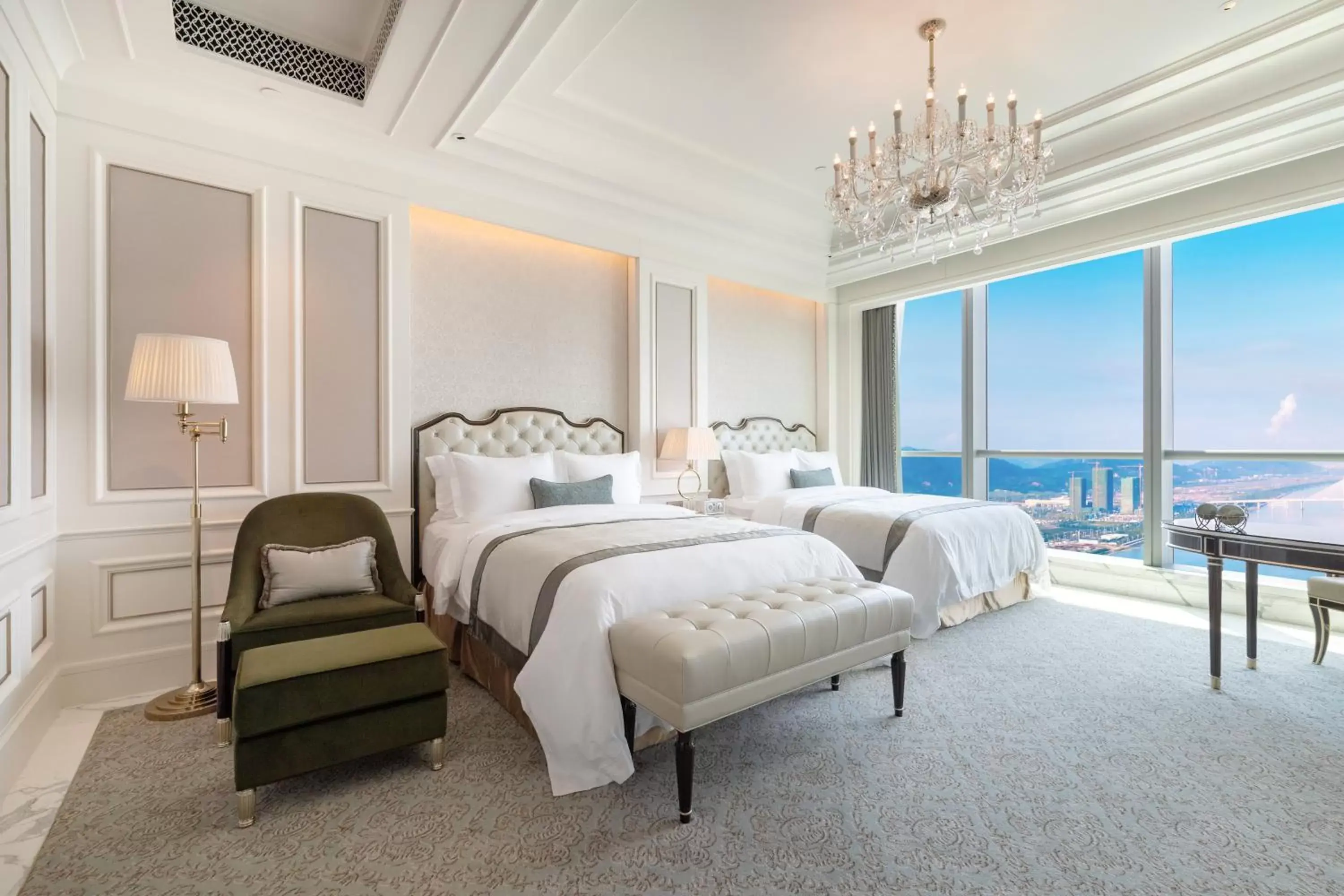 Photo of the whole room, Bed in The St. Regis Zhuhai