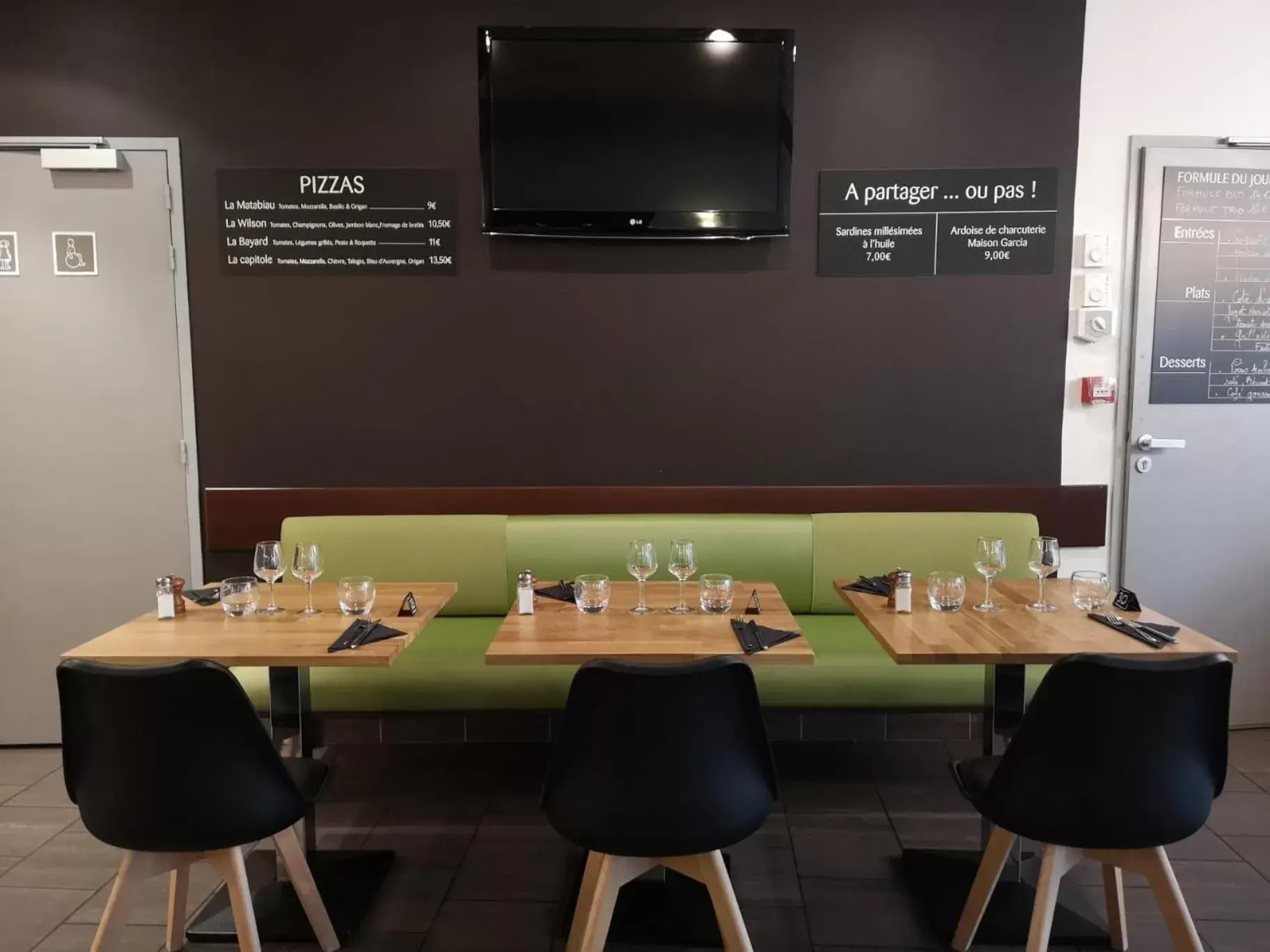 Restaurant/places to eat, TV/Entertainment Center in ibis Toulouse Gare Matabiau