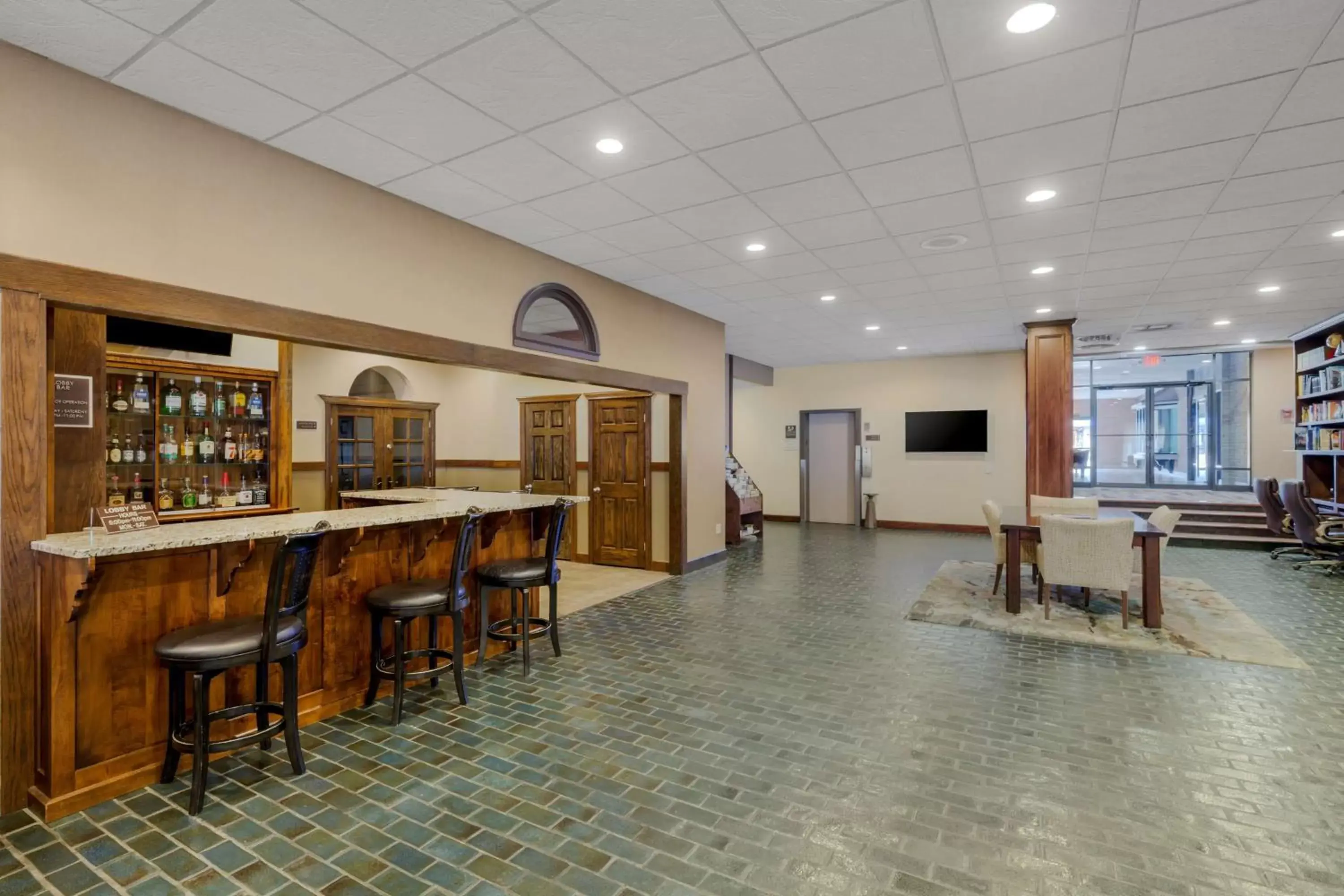 Lounge or bar, Lounge/Bar in Best Western Plus Wooster Hotel & Conference Center