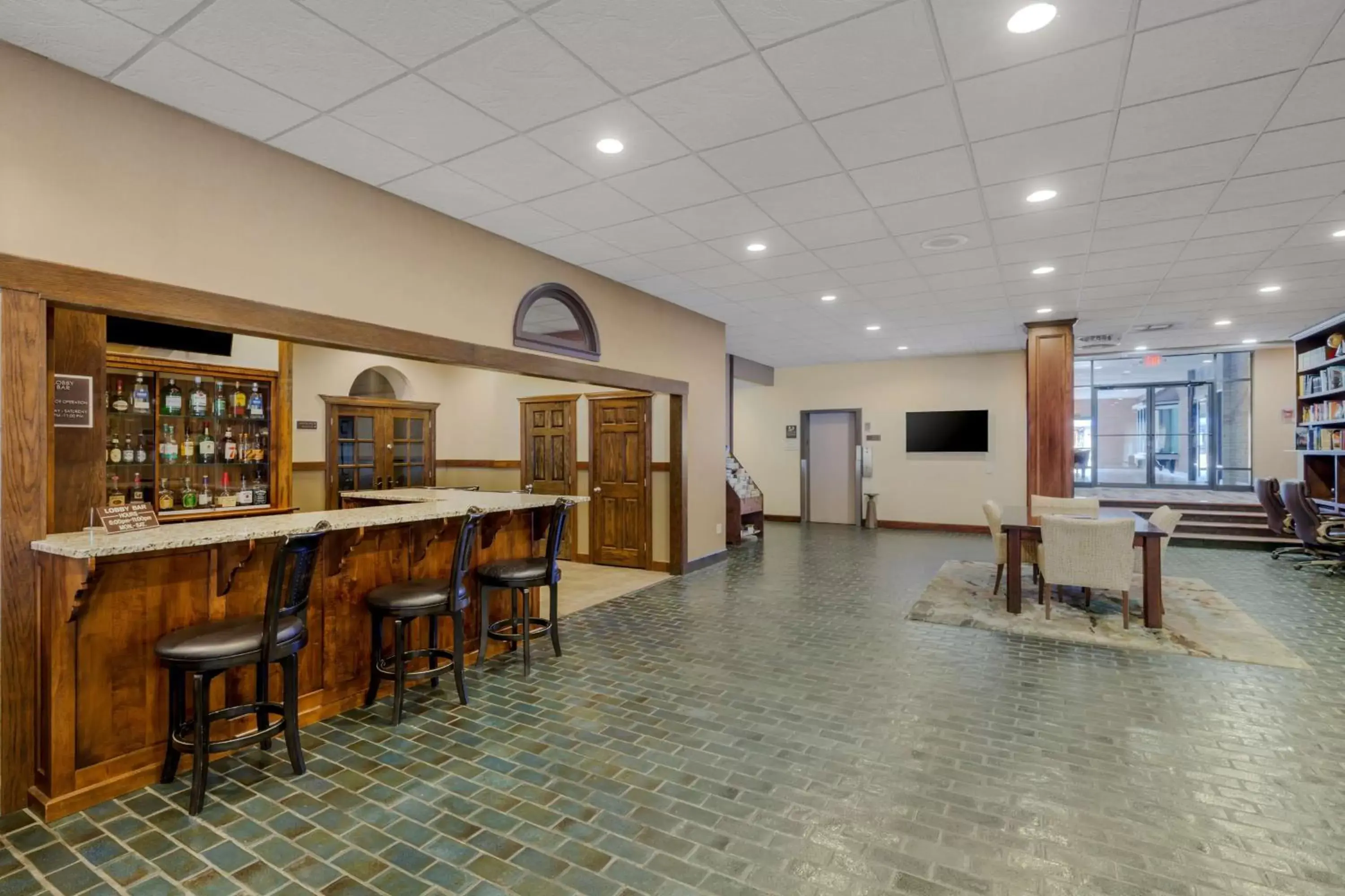 Lounge or bar in Best Western Plus Wooster Hotel & Conference Center Lounge or bar in Best Western Plus Wooster Hotel & Conference Center