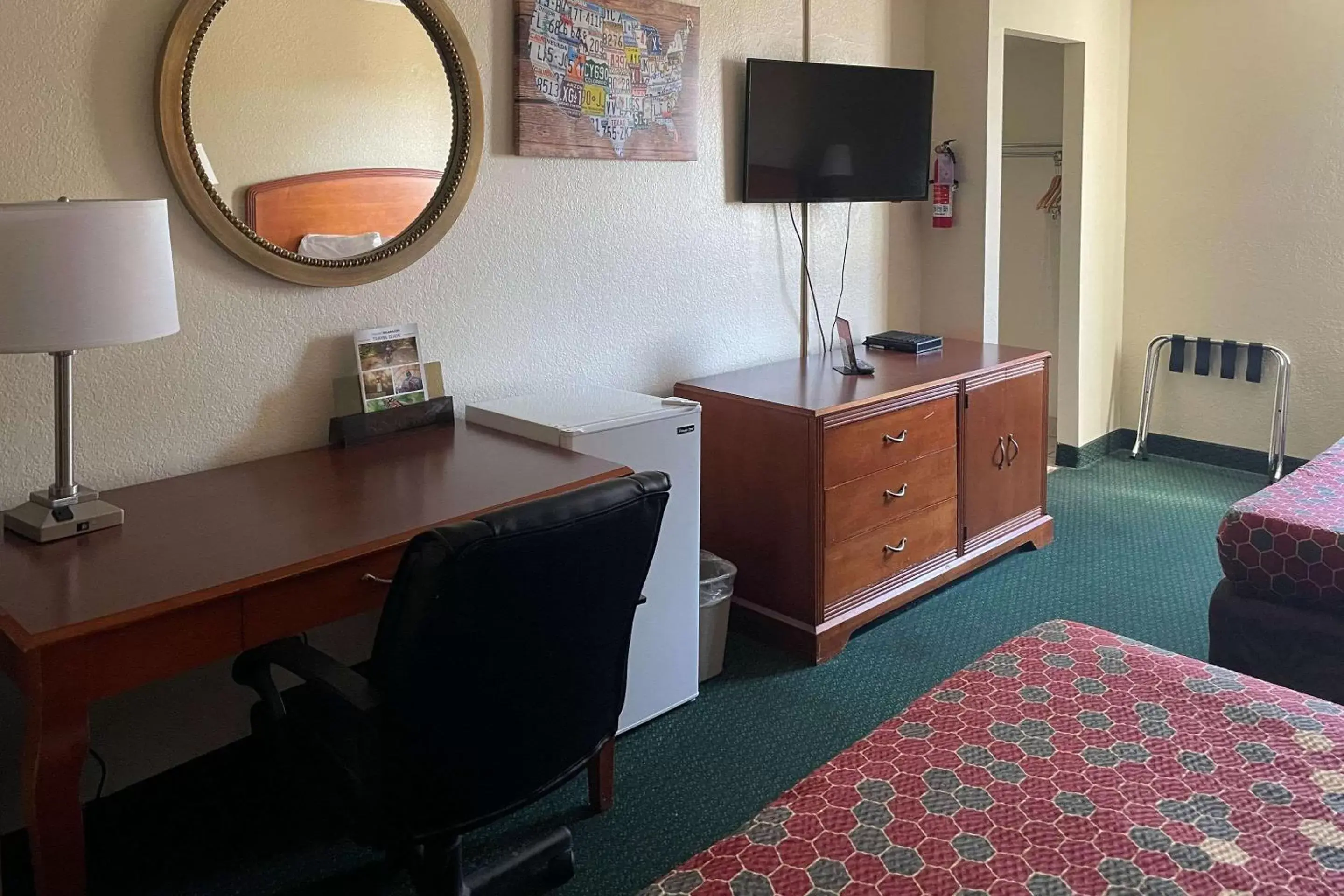 Bedroom, TV/Entertainment Center in Econo Lodge Kalamazoo