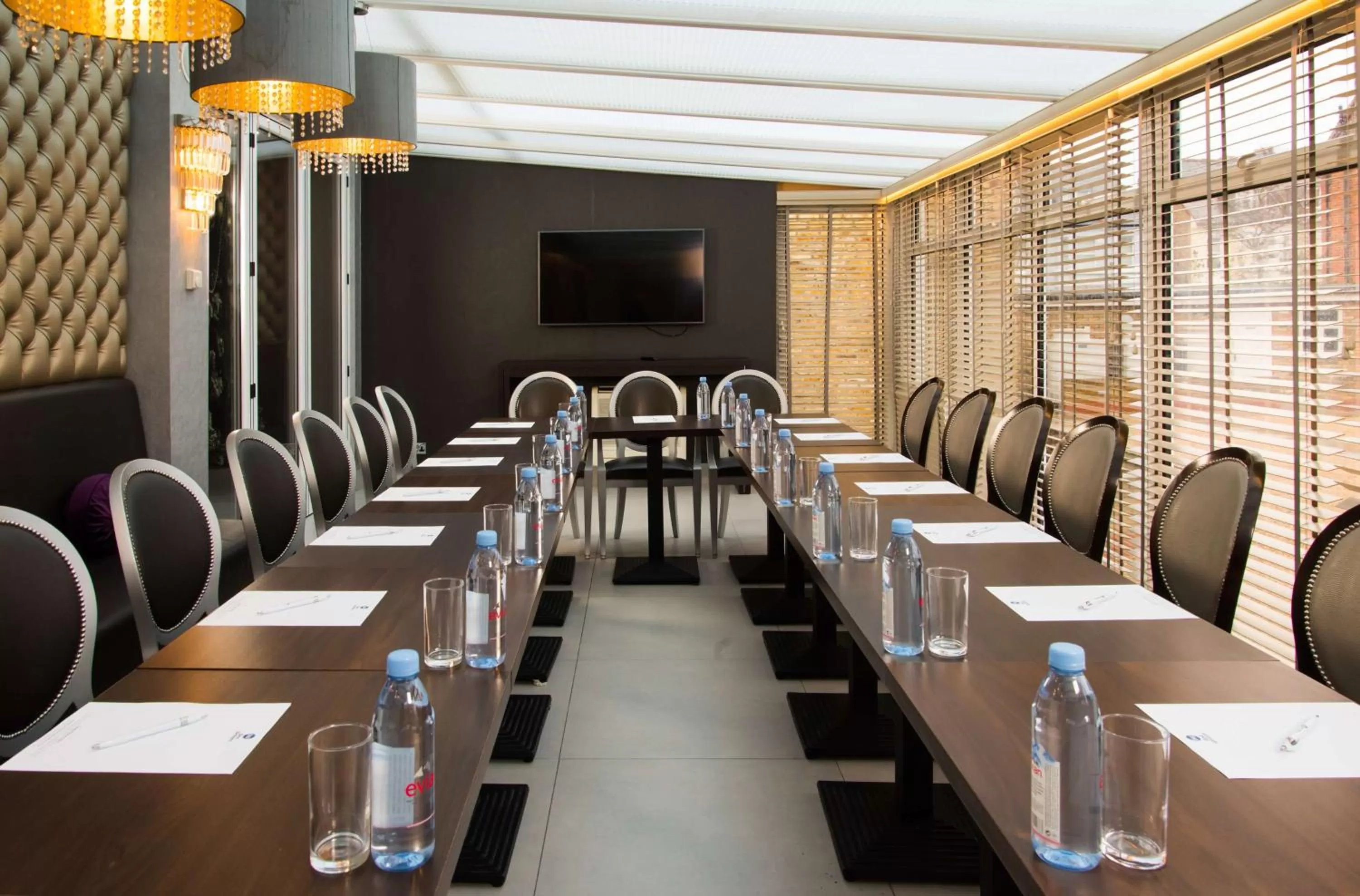 TV and multimedia in Best Western Chiswick Palace & Suites London