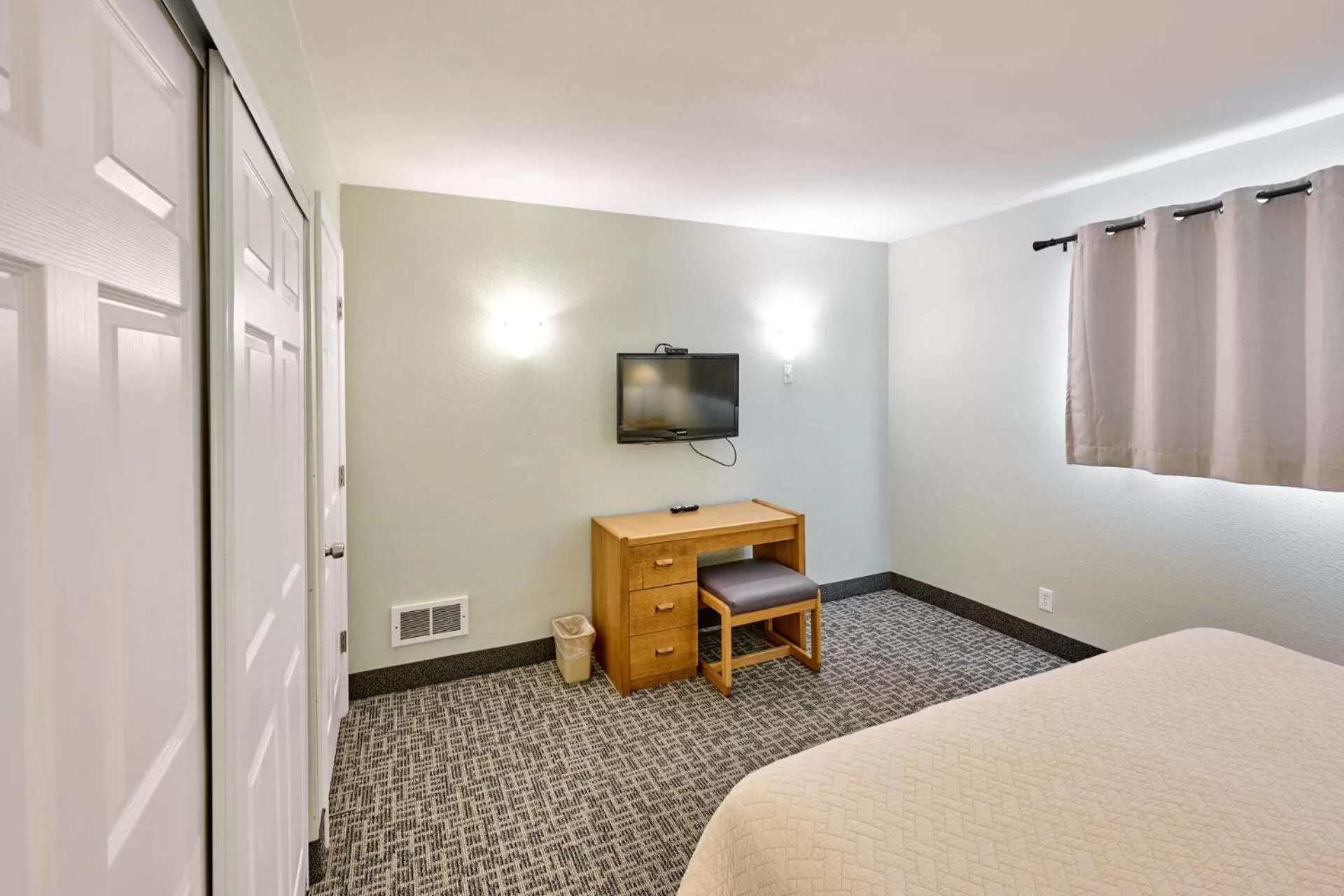 Bed, TV/Entertainment Center in D Sands Rentals