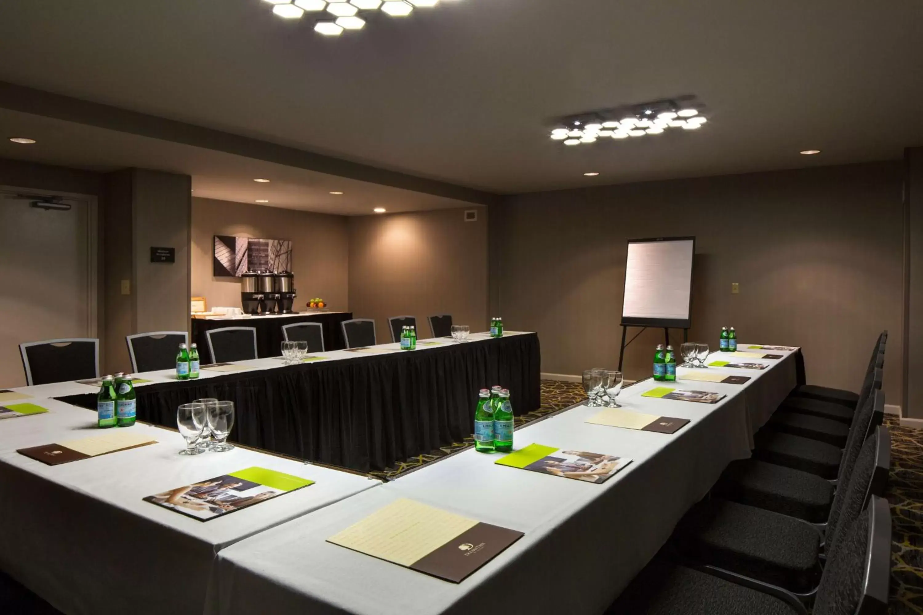 Meeting/conference room in DoubleTree by Hilton Newark-Fremont