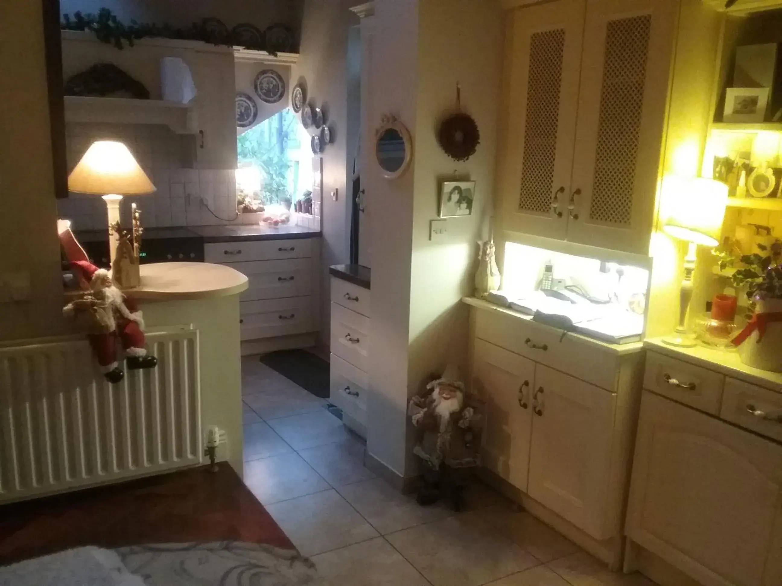 Kitchen or kitchenette, Bathroom in Ashleigh Guest House
