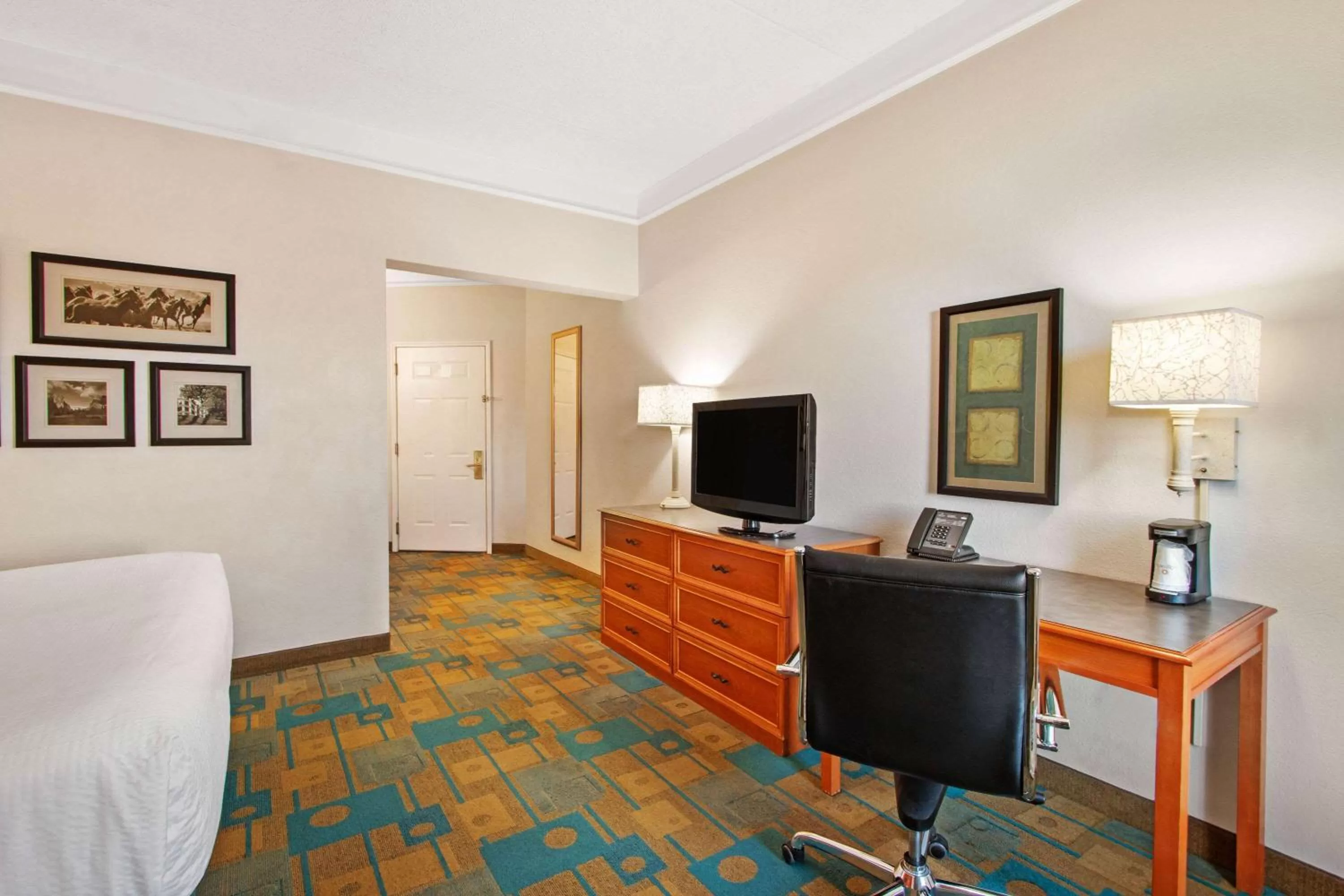 Photo of the whole room, Bed in La Quinta by Wyndham Albuquerque West