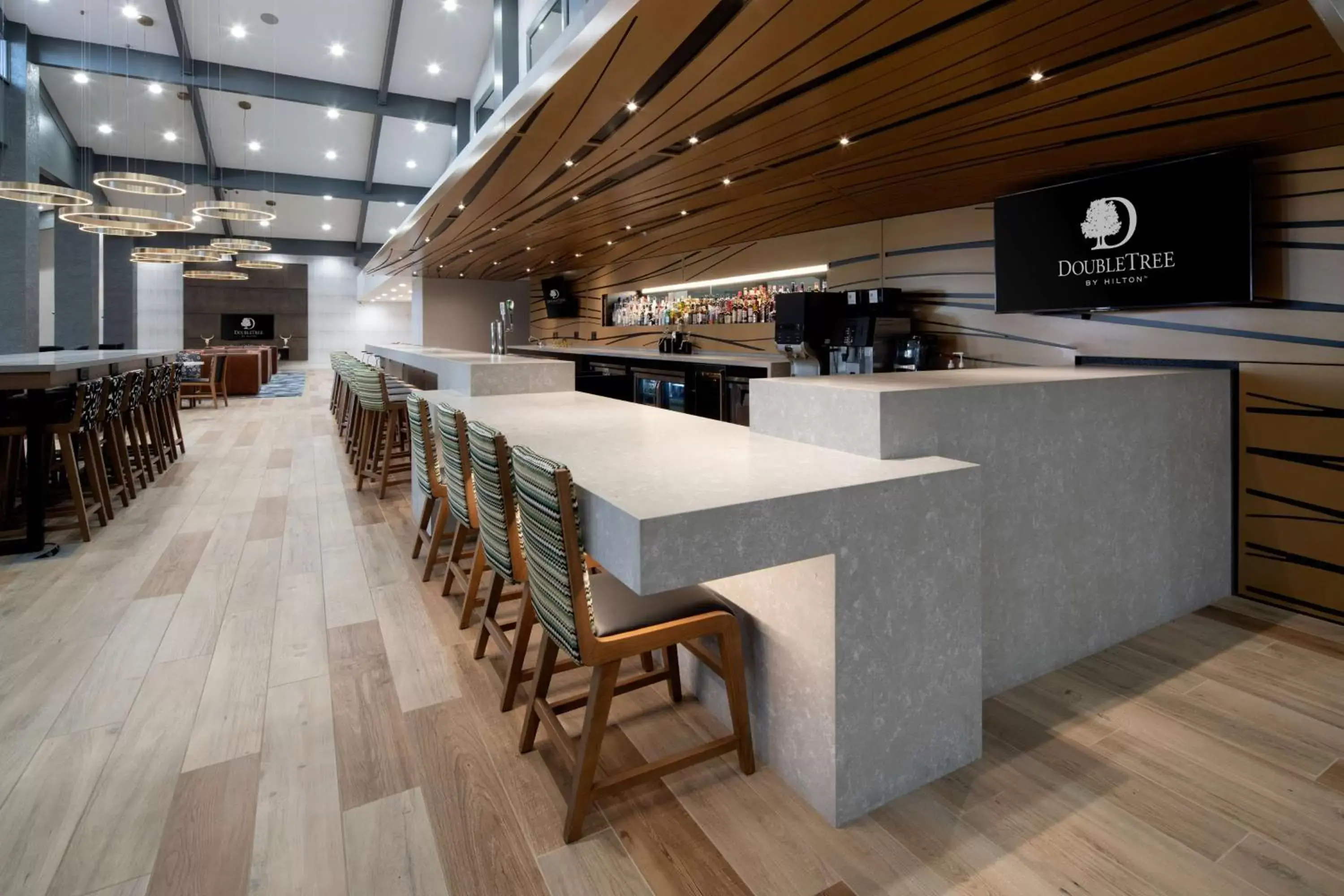 Lounge or bar in DoubleTree by Hilton Bakersfield Lounge or bar in DoubleTree by Hilton Bakersfield