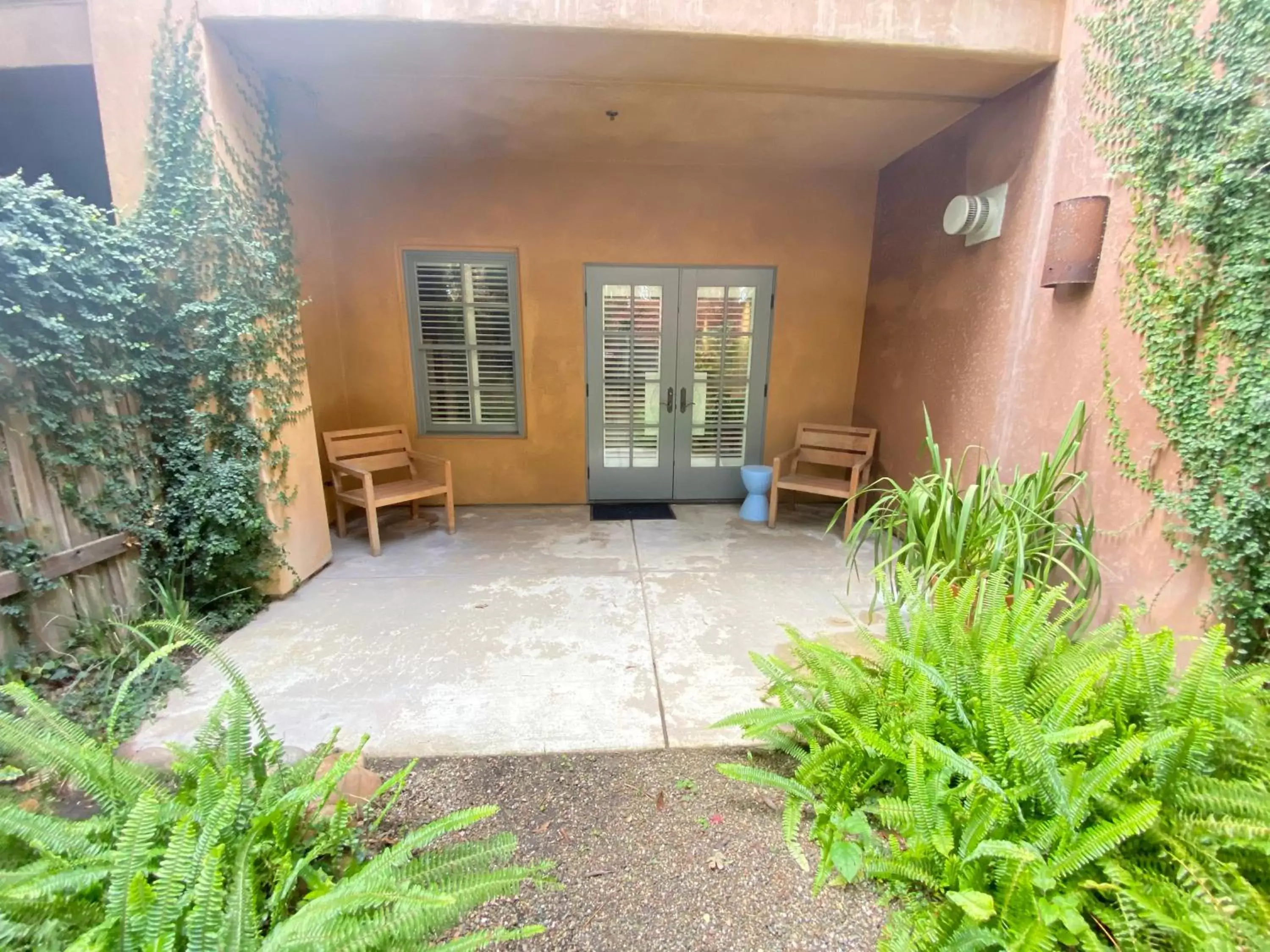 Patio, Facade/Entrance in Wine & Roses Hotel Restaurant Spa Lodi