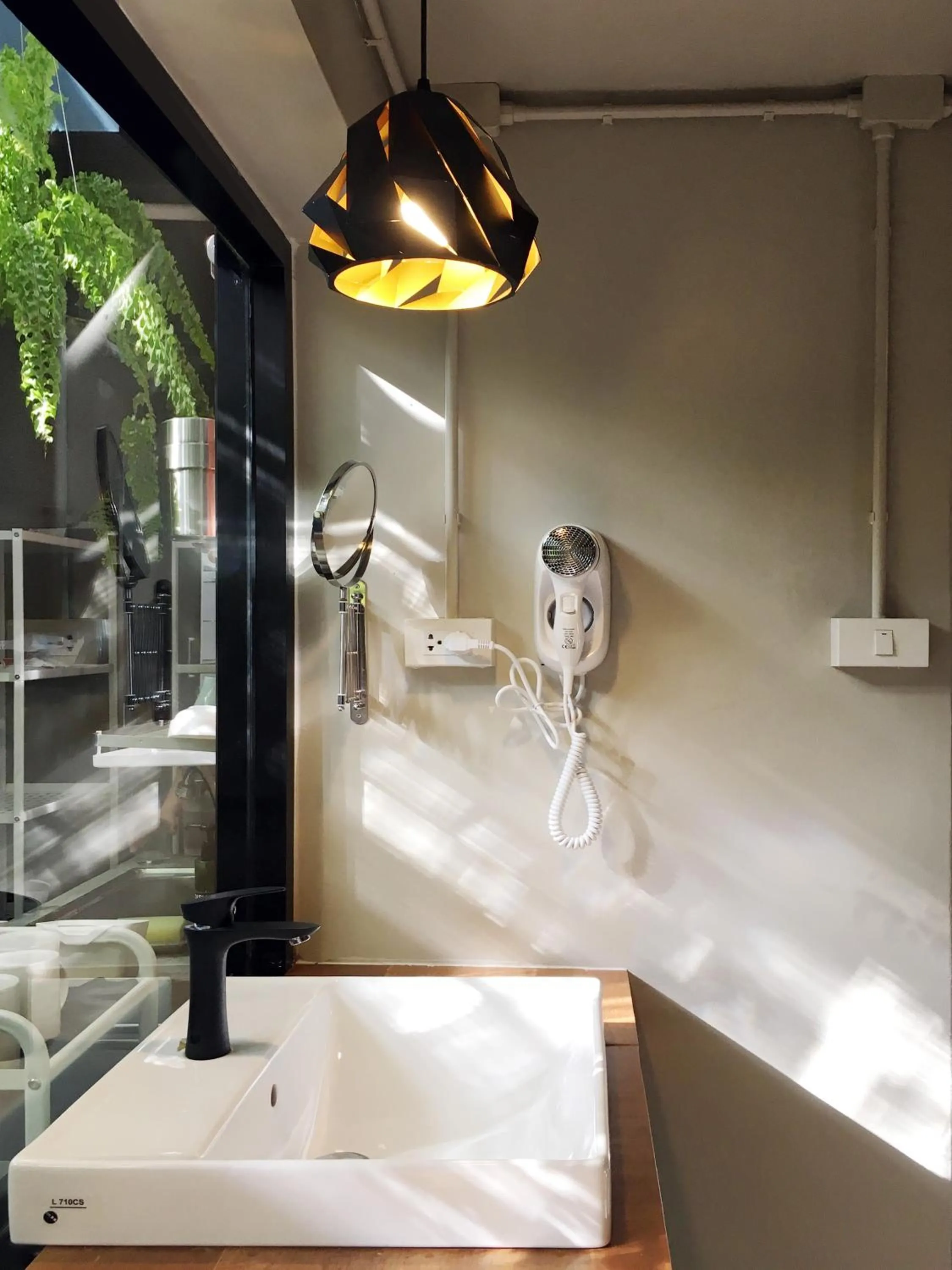 Shower in Monomer Hostel Bangkok