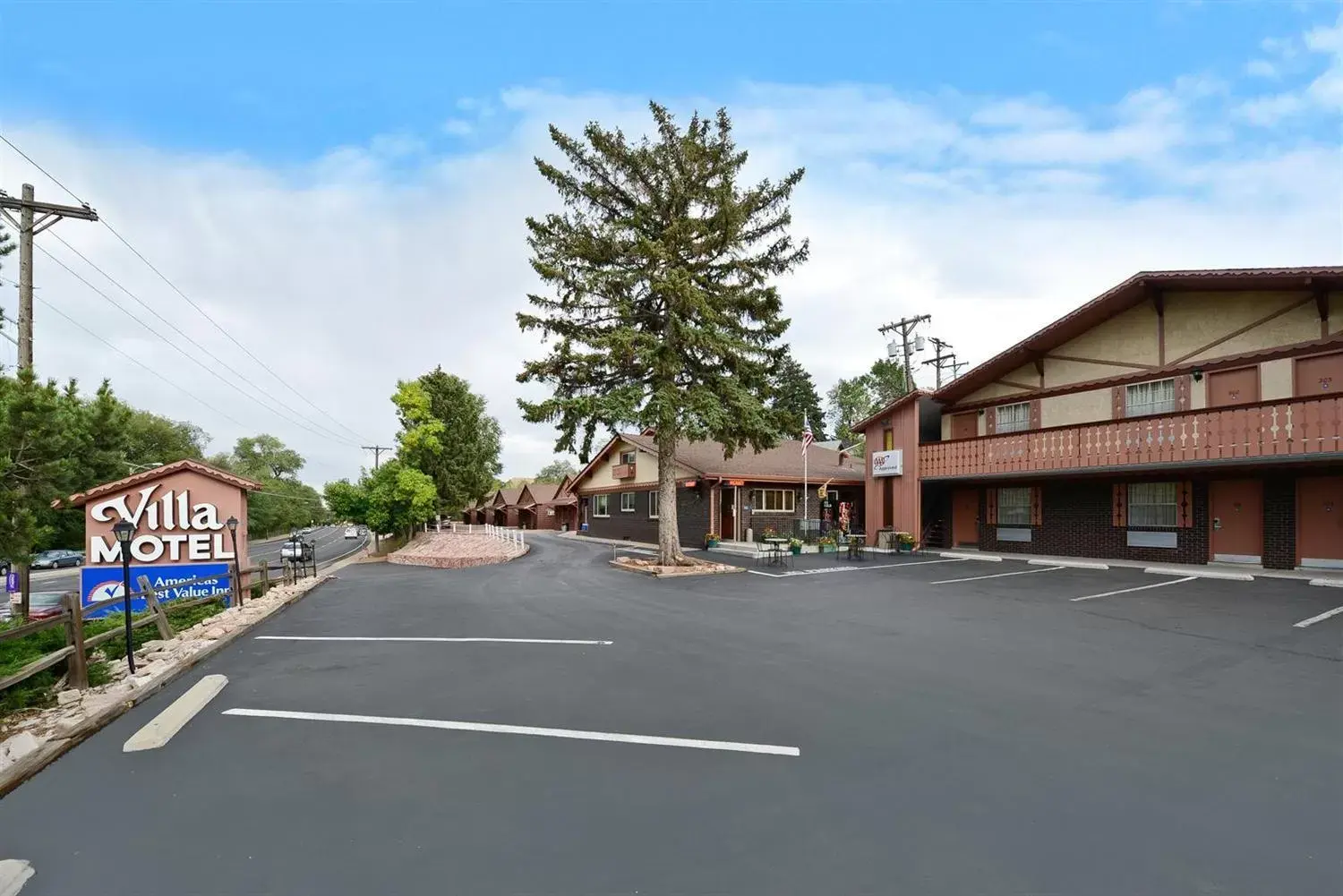 Facade/entrance, Property Building in Villa Motel at Manitou Springs