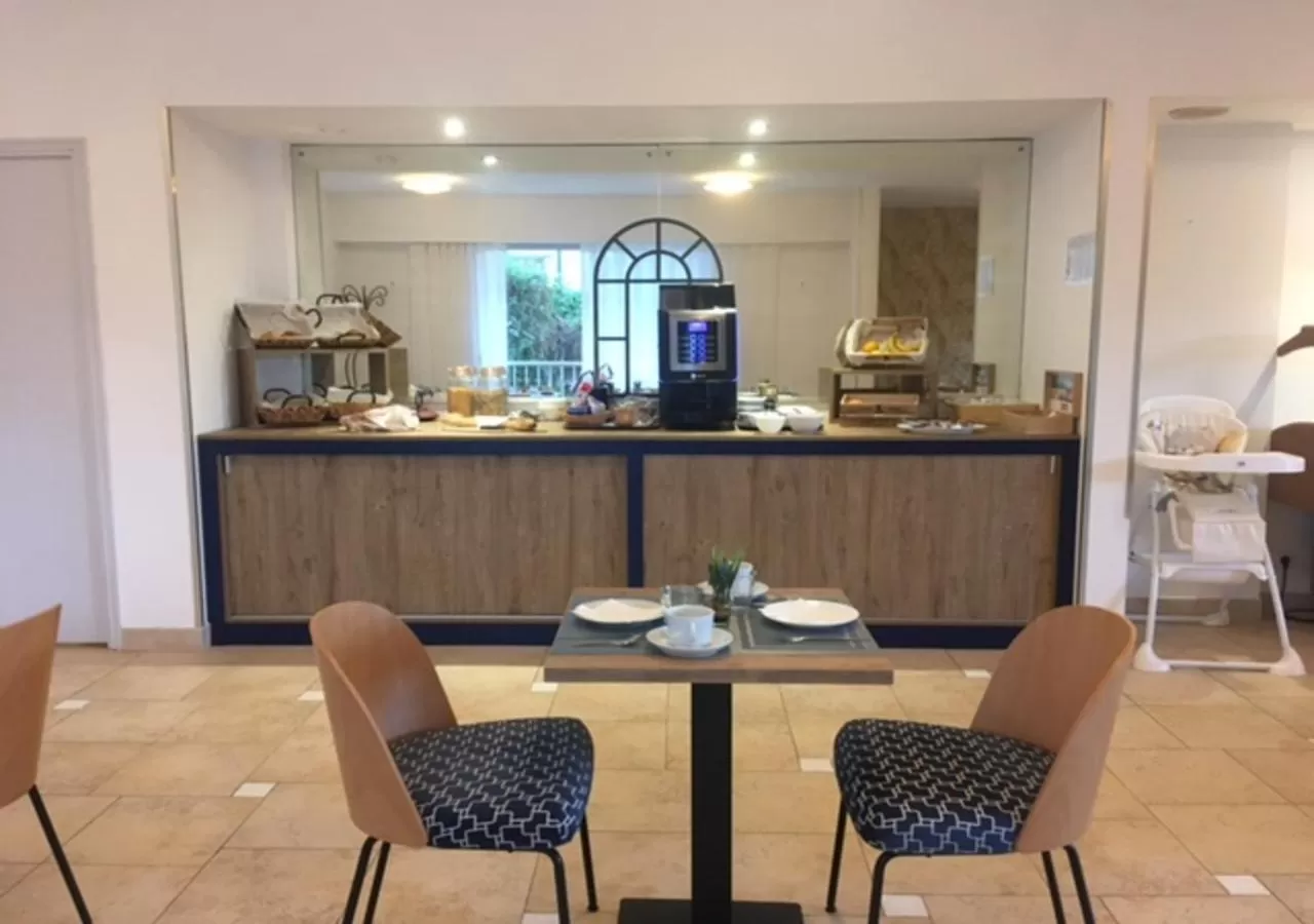 Buffet breakfast in Résidence Carlton - Rénovée avec Piscine