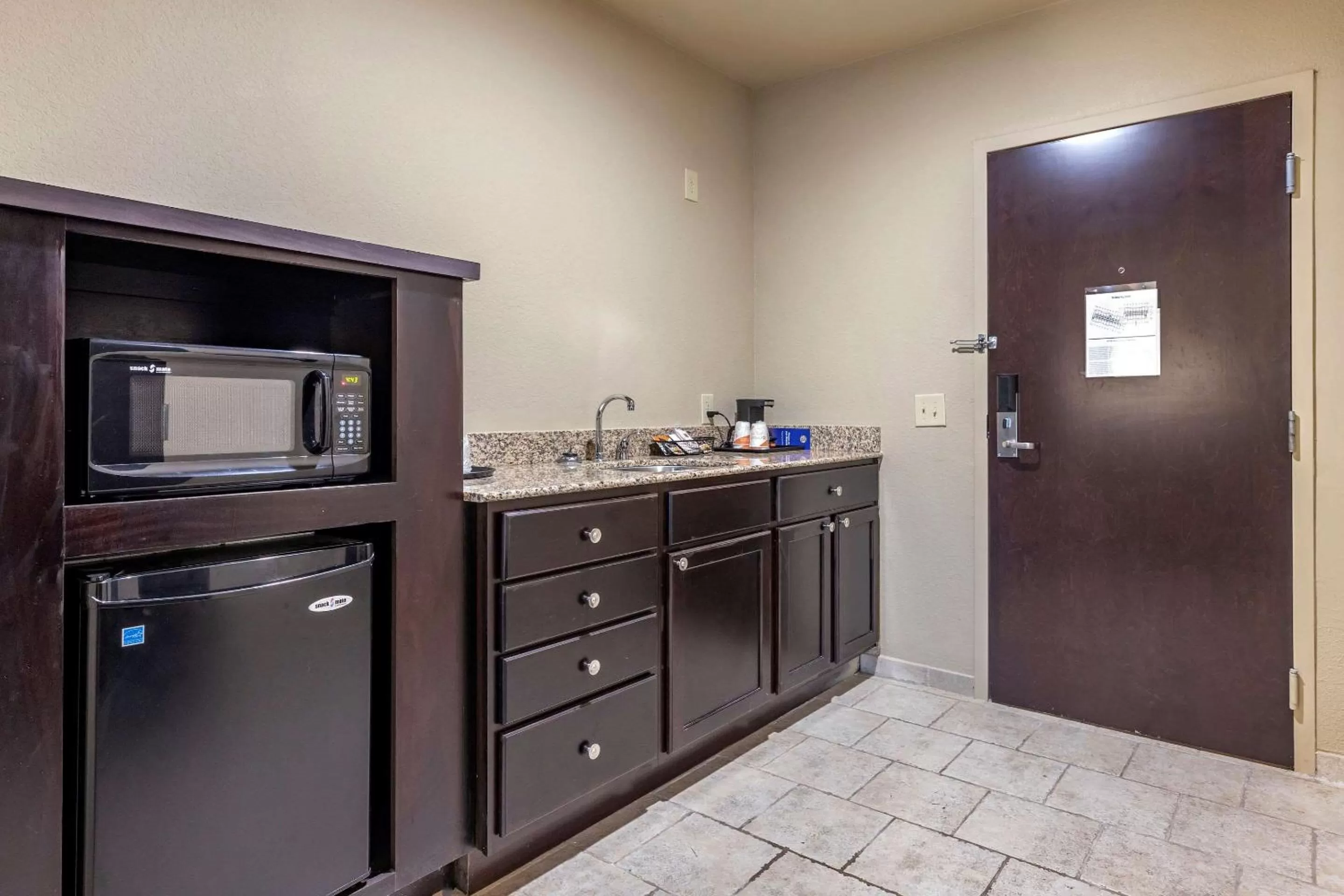 Kitchen or kitchenette in Comfort Inn Bentonville - Crystal Bridges