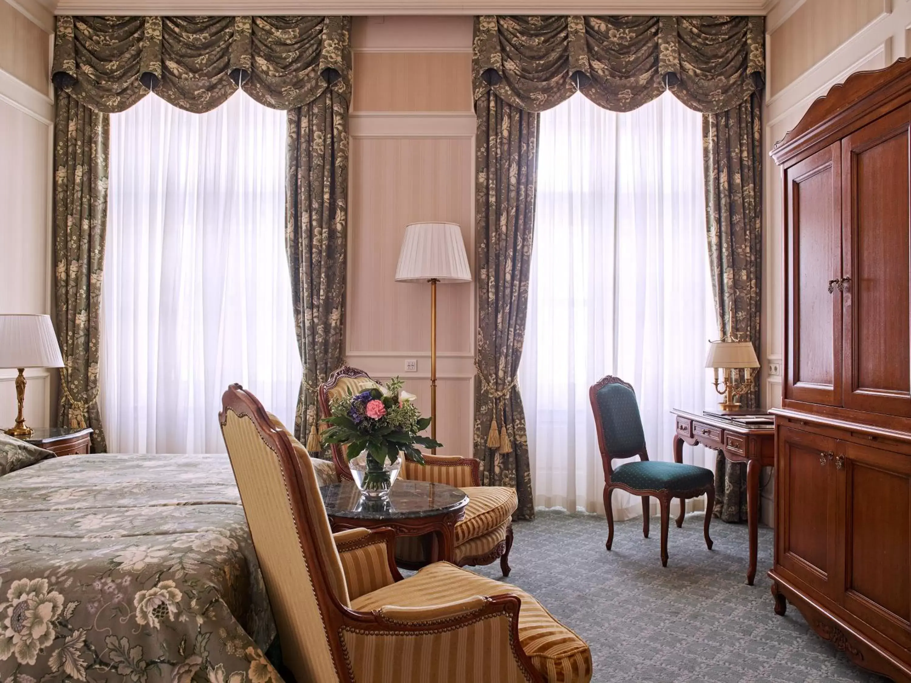 Photo of the whole room, Seating Area in Grand Hotel Wien