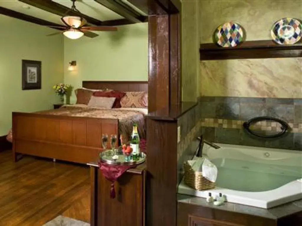 Deluxe Suite in Hilltop Manor B&B