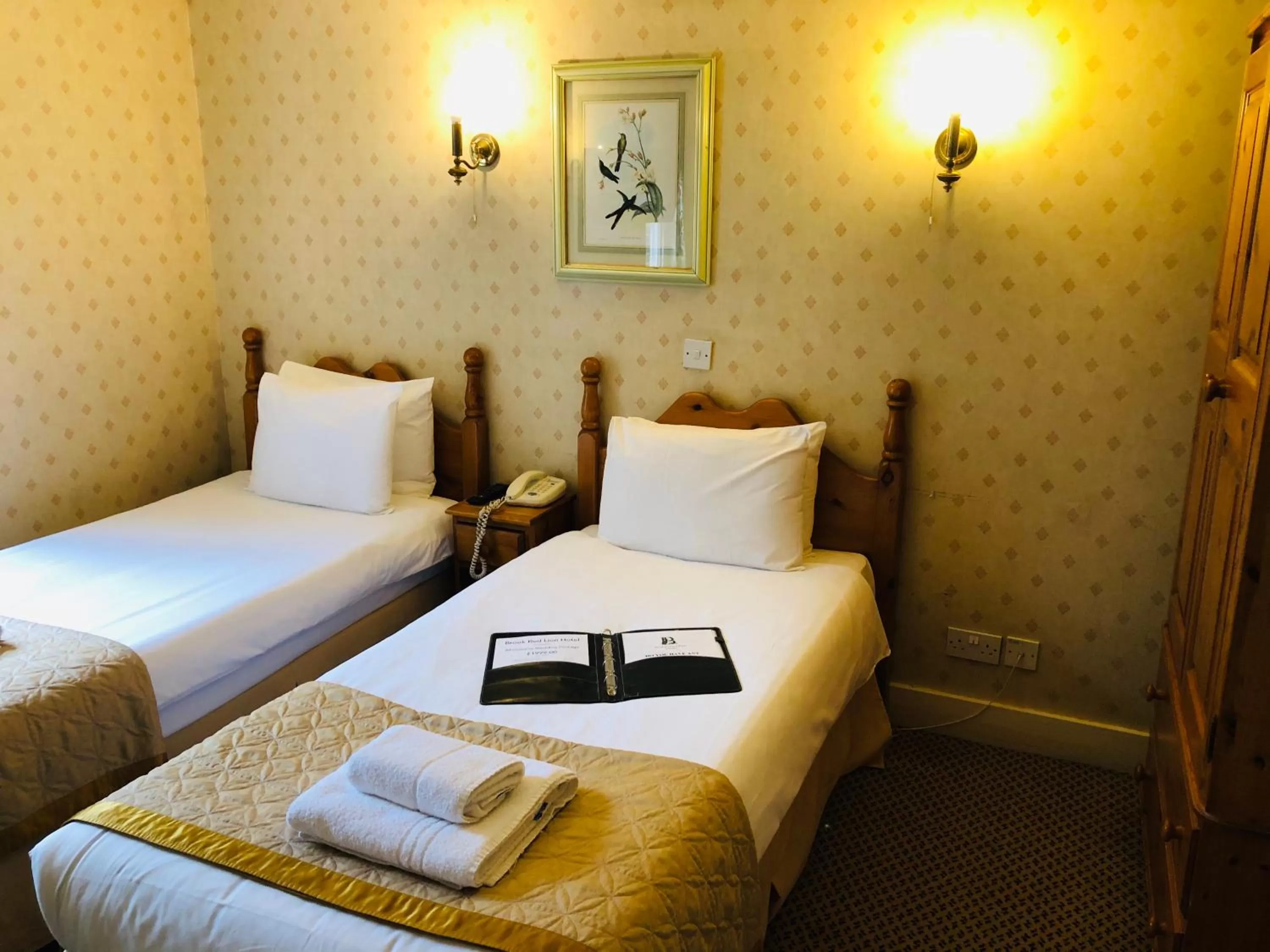 Bedroom, Bed in Brook Red Lion Hotel