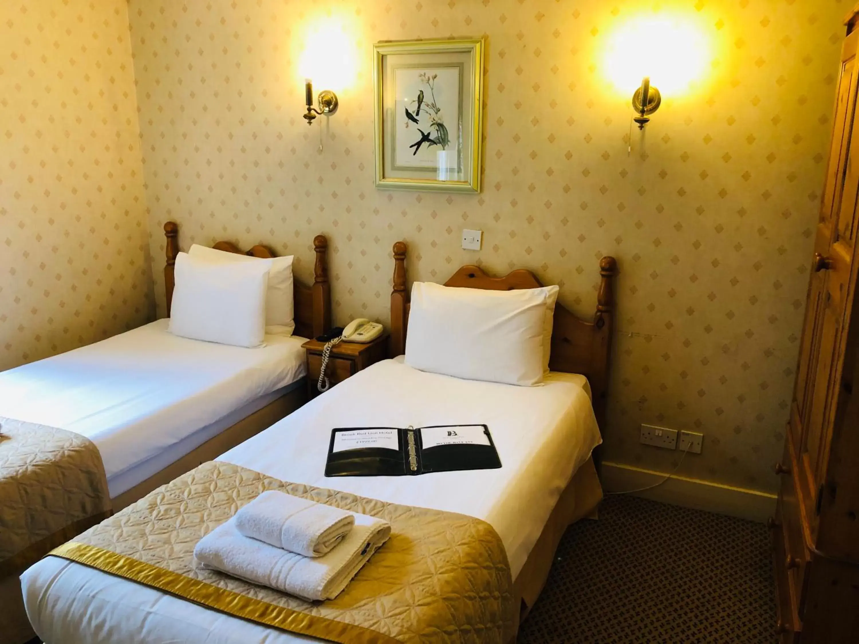 Standard Triple Room in Brook Red Lion Hotel Standard Triple Room in Brook Red Lion Hotel