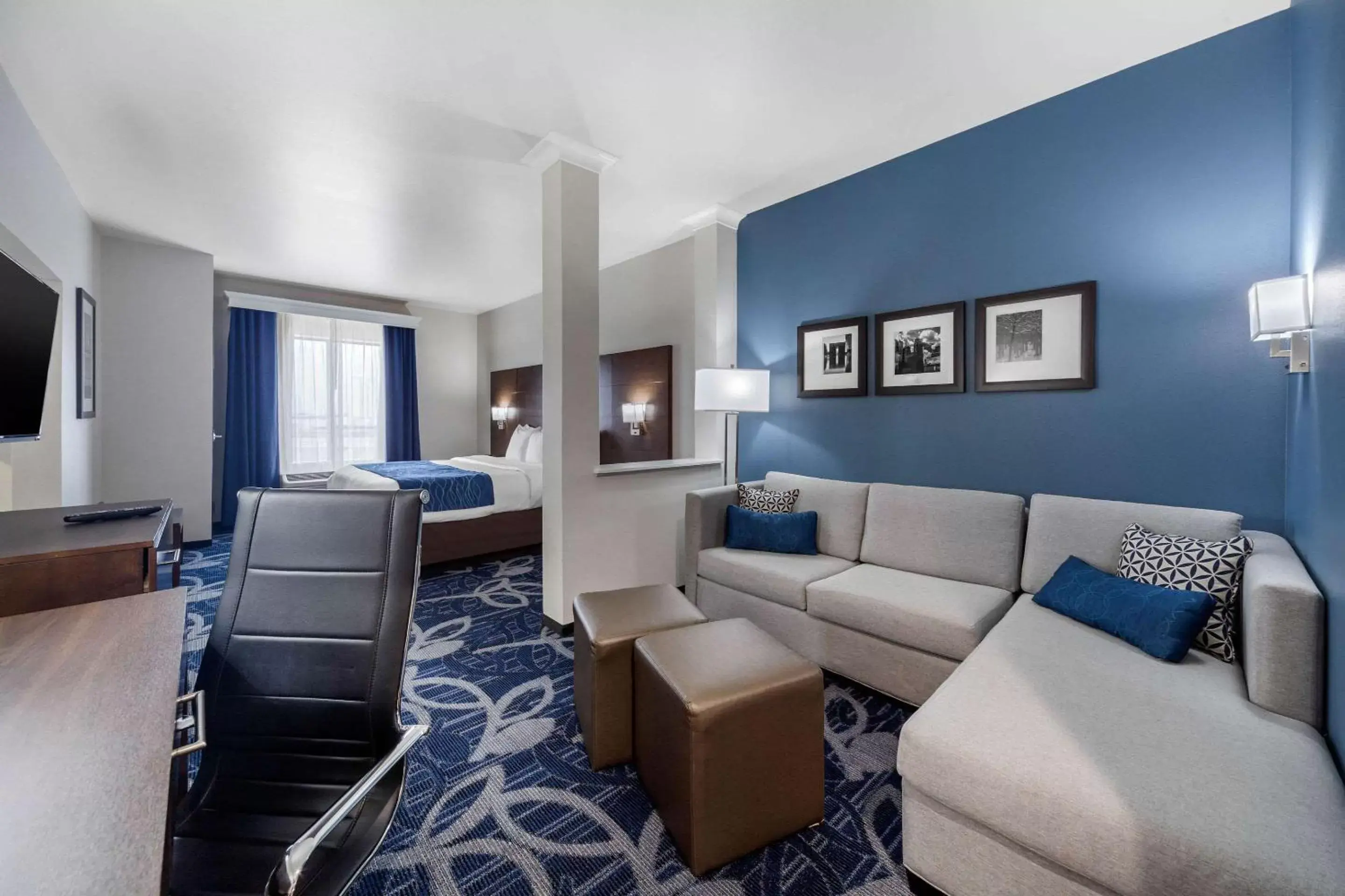 Bedroom, Seating Area in Comfort Inn & Suites Oklahoma City