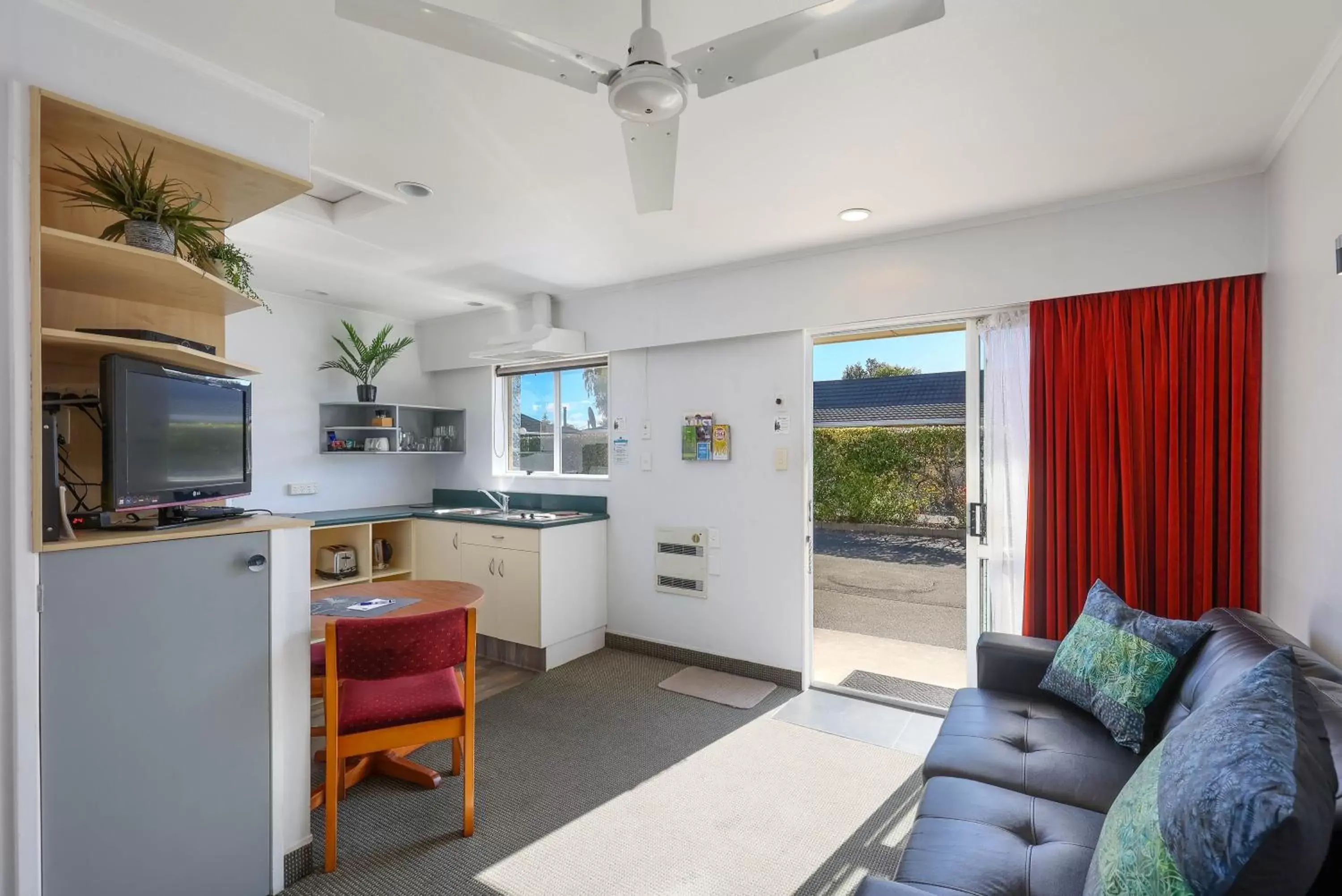 TV and multimedia, Kitchen/Kitchenette in ASURE Fountain Resort Motel