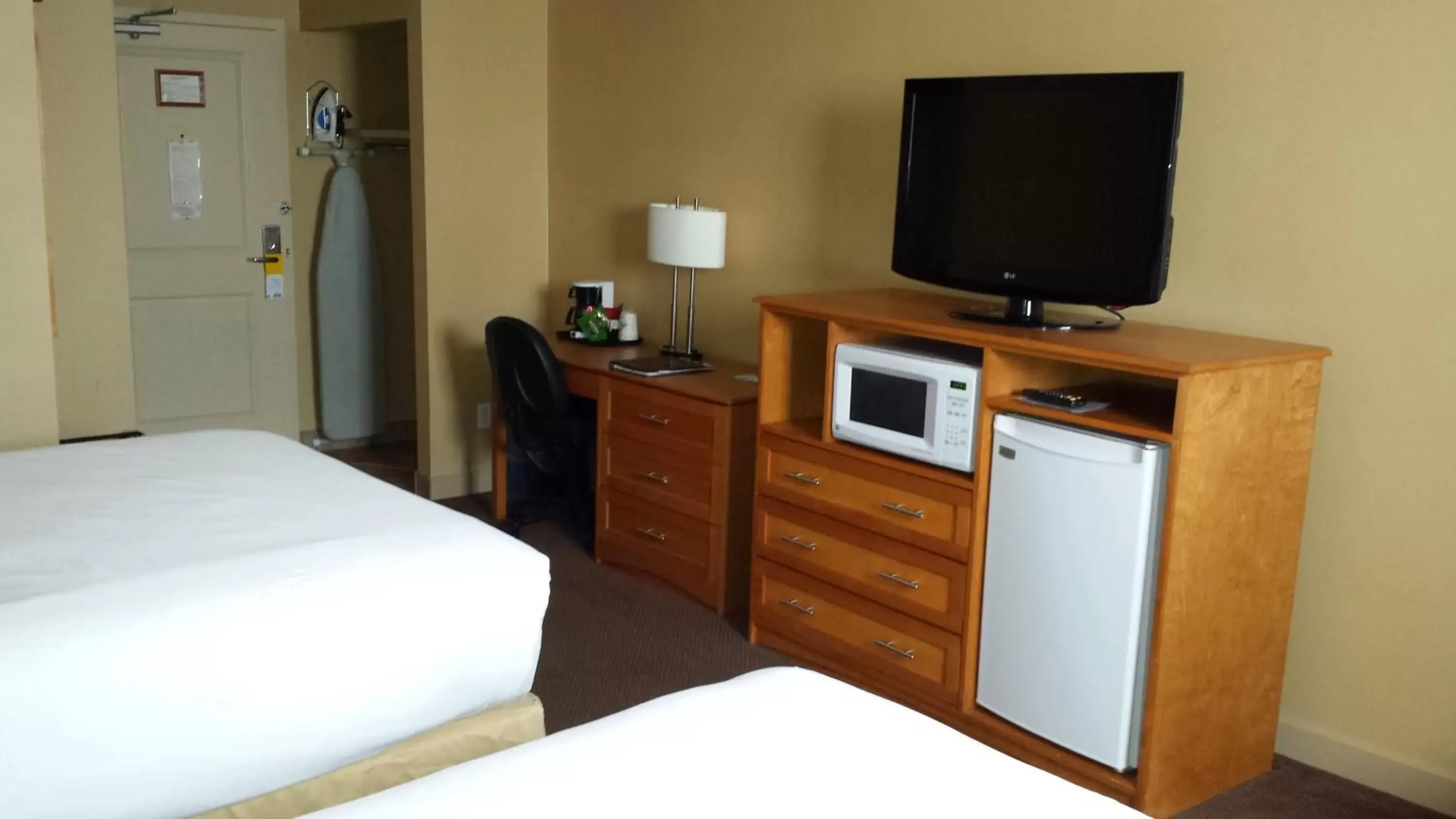 TV and multimedia, TV/Entertainment Center in Days Inn & Suites by Wyndham West Edmonton