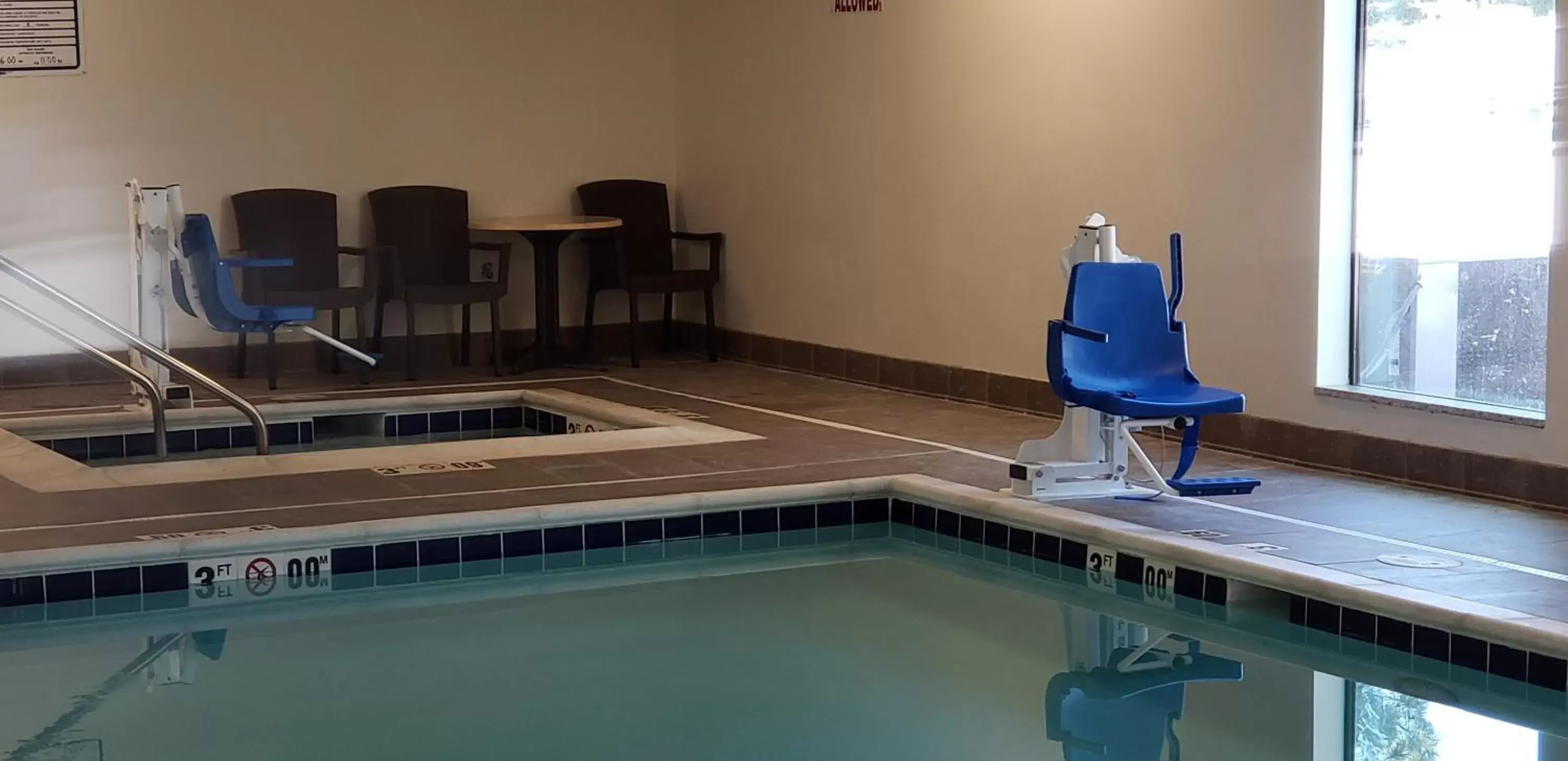 Hot Tub, Swimming Pool in Comfort Suites Denver near Anschutz Medical Campus