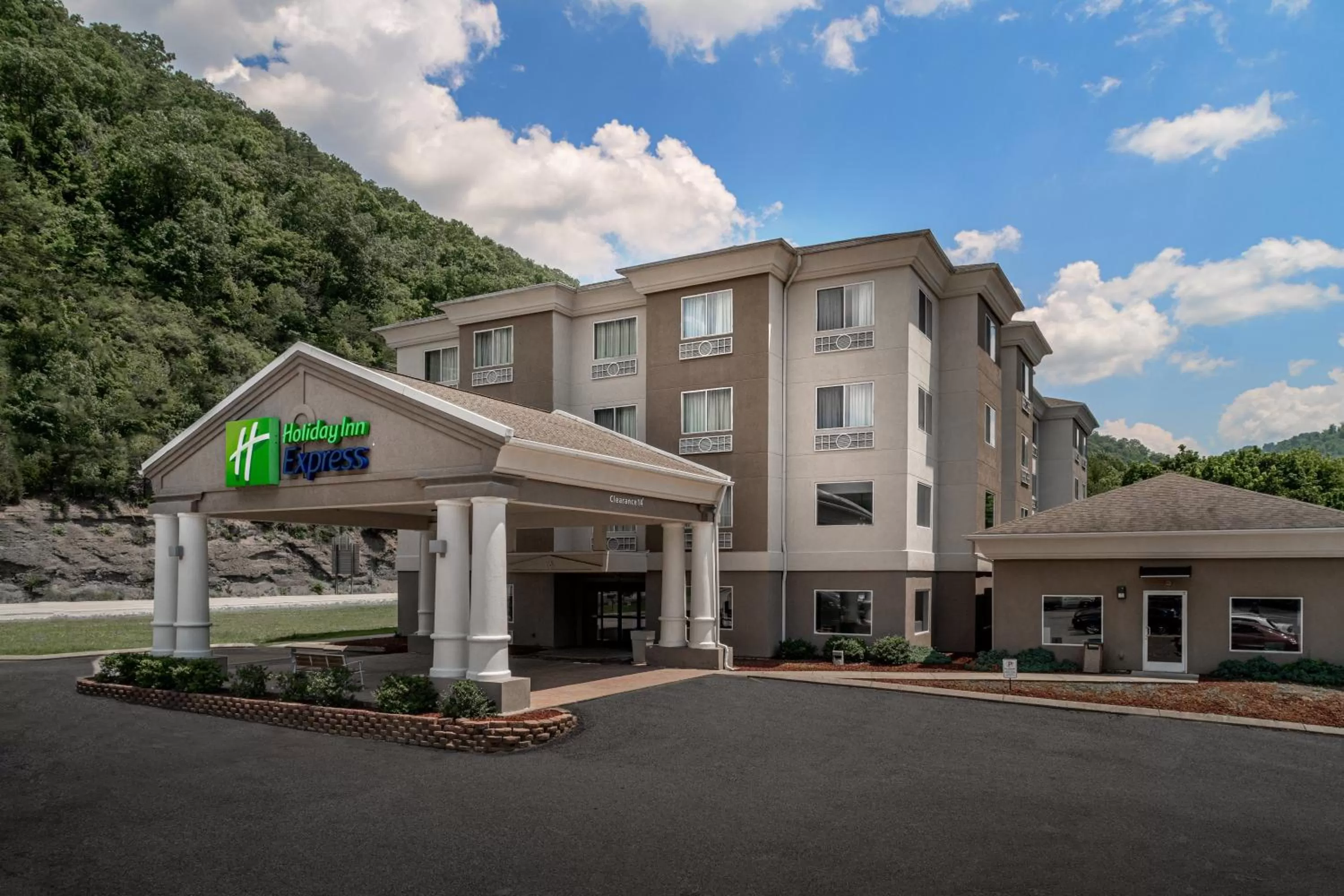 Property building in Holiday Inn Express and Suites Pikeville by IHG