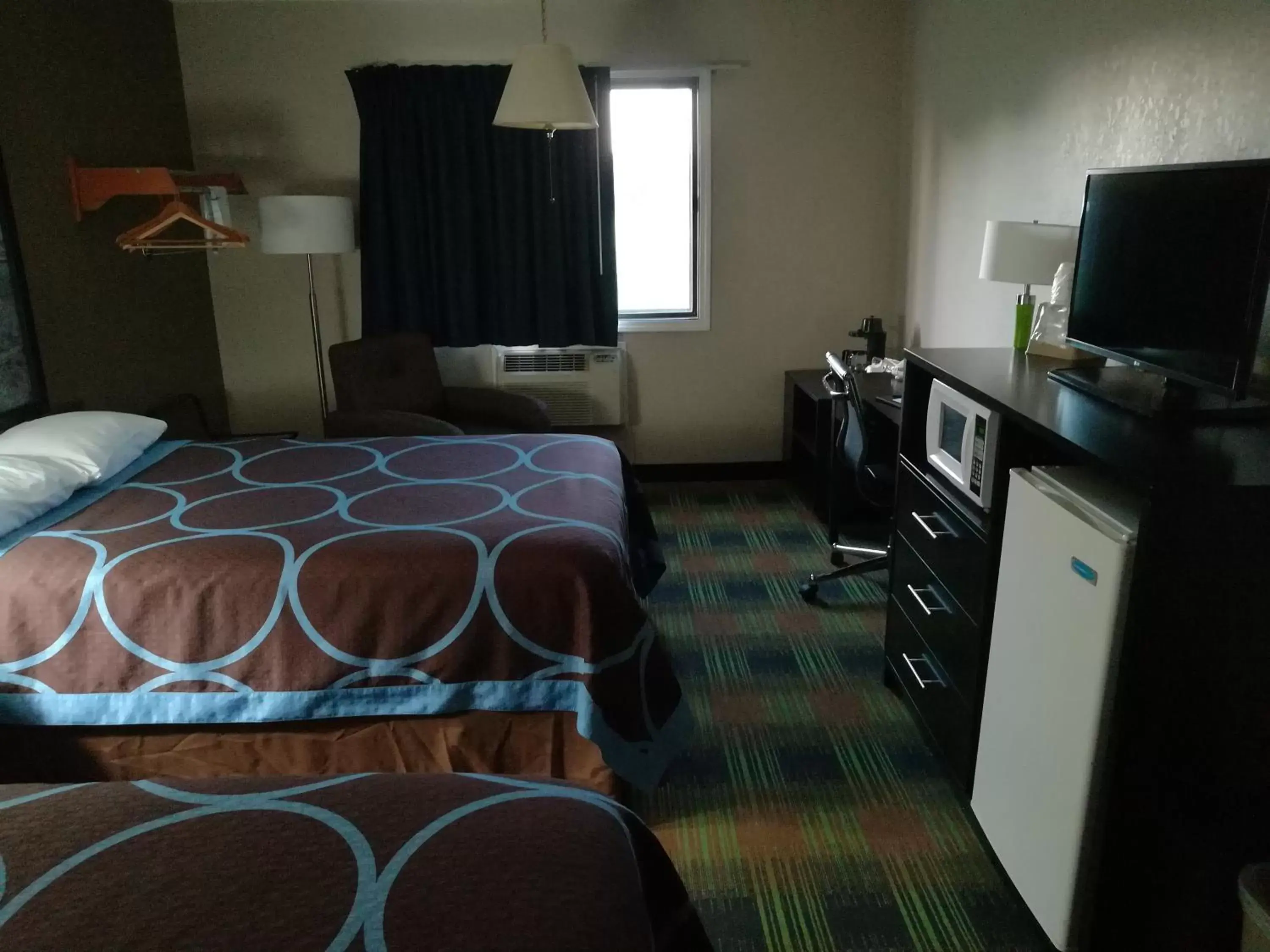 Photo of the whole room, Bed in Super 8 by Wyndham Keokuk