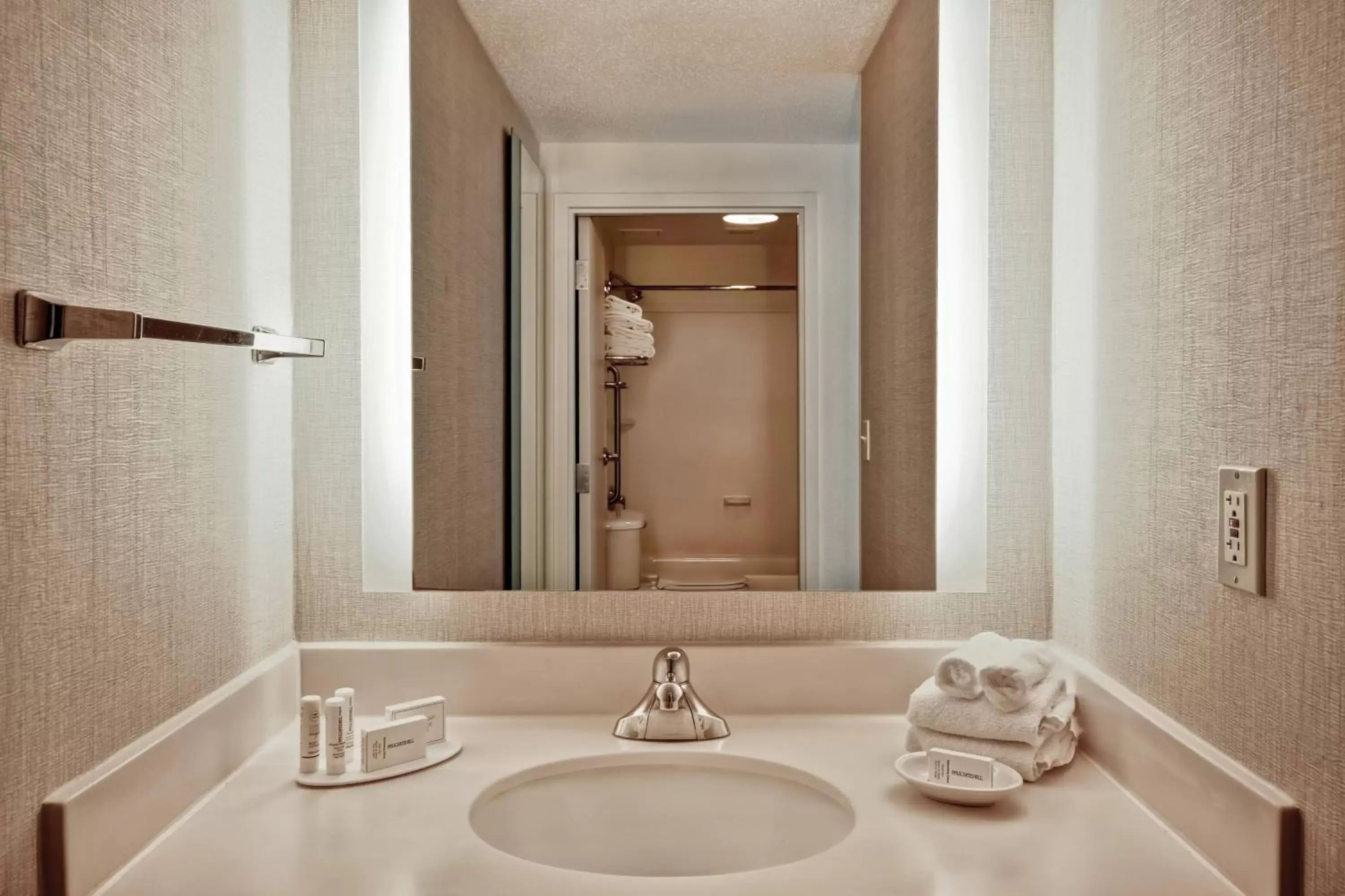 Bathroom in SpringHill Suites by Marriott Baltimore BWI Airport