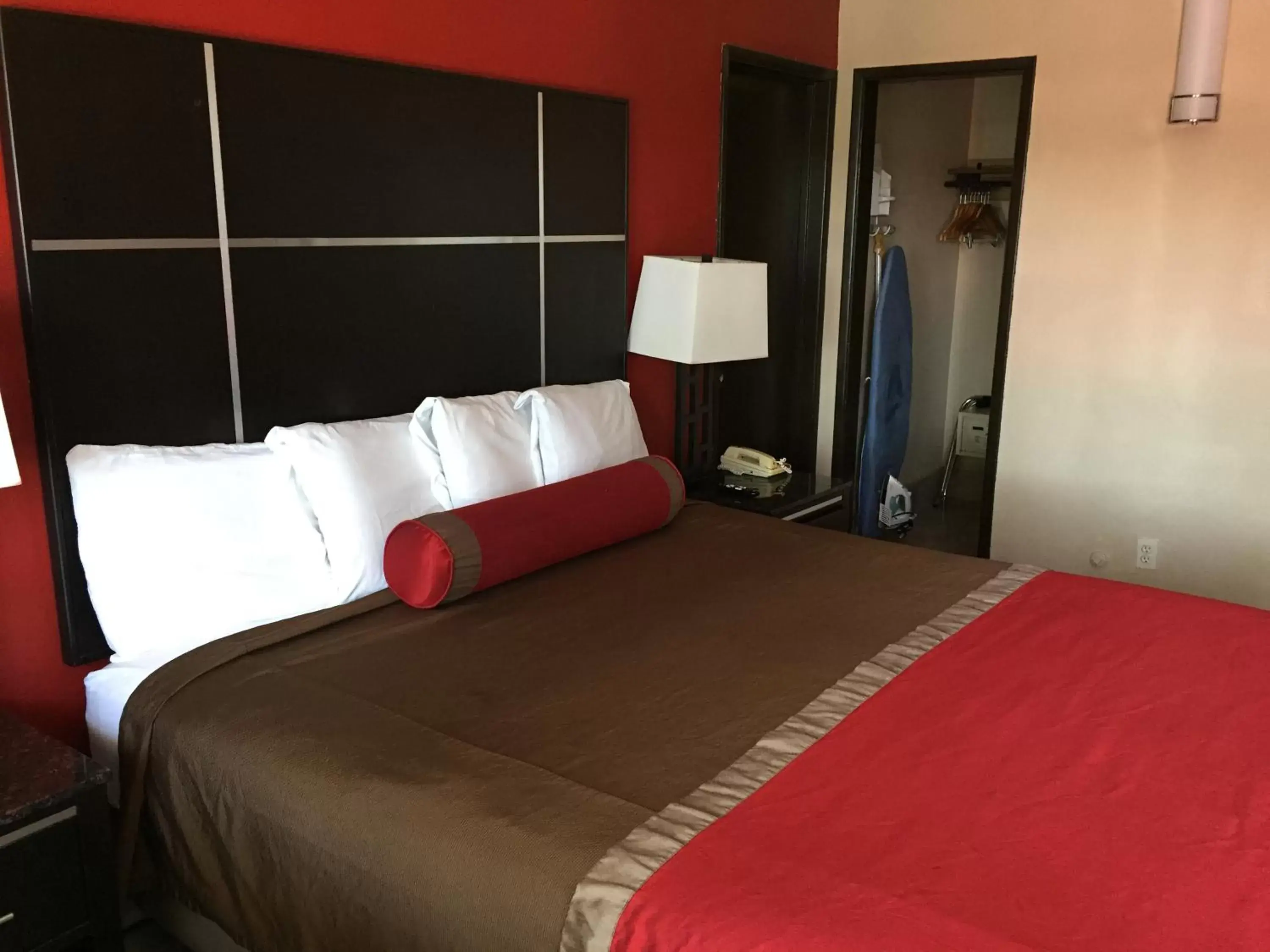 Bed in Harbor Inn & Suites Oceanside