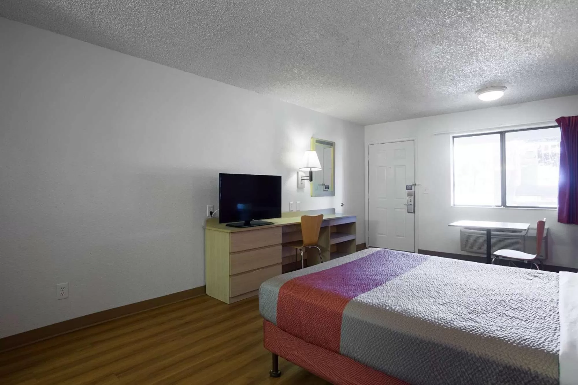 TV and multimedia, Bed in Motel 6-Kingman, AZ - Route 66 West